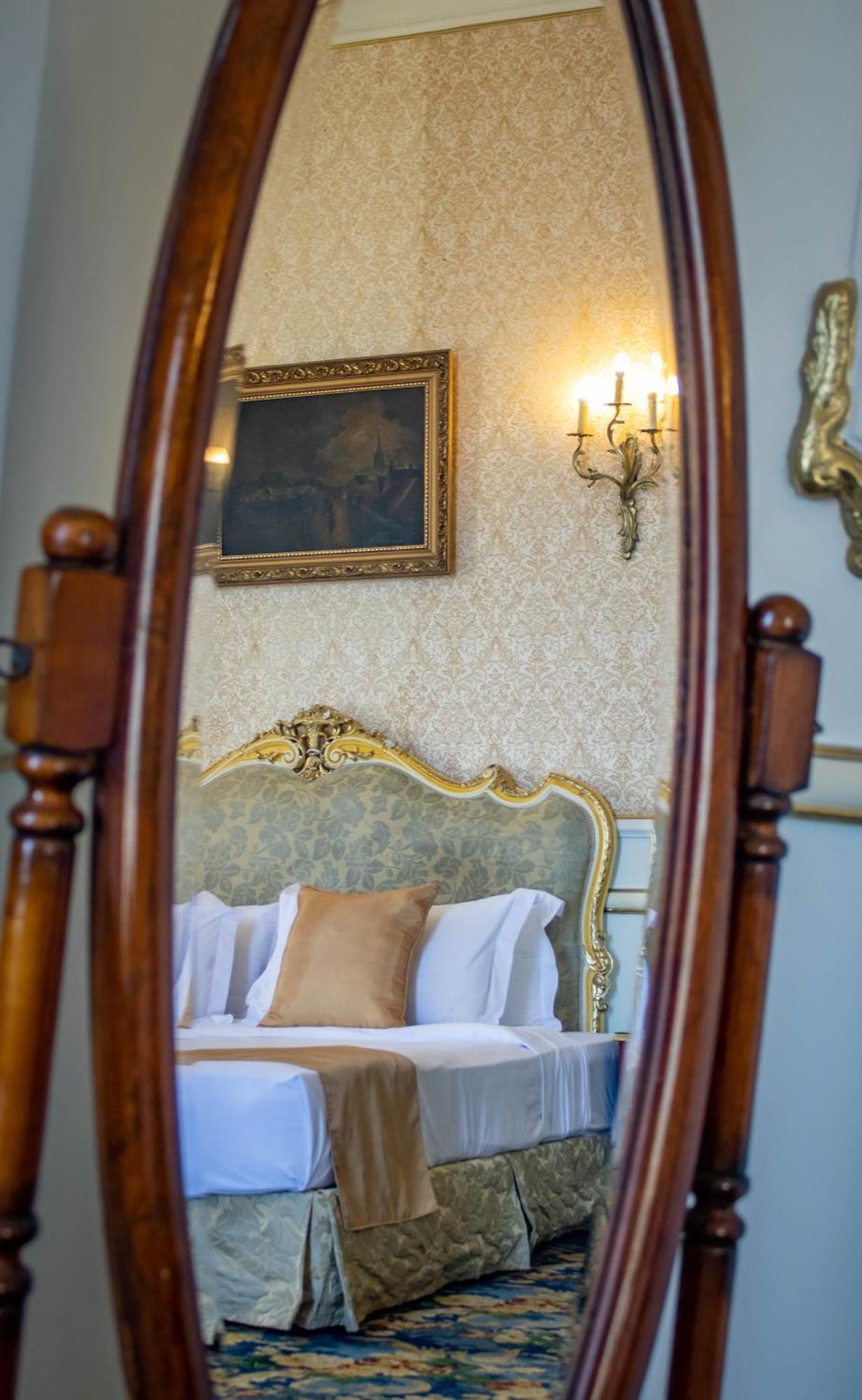 Golden Junior Suite Direct Sea View