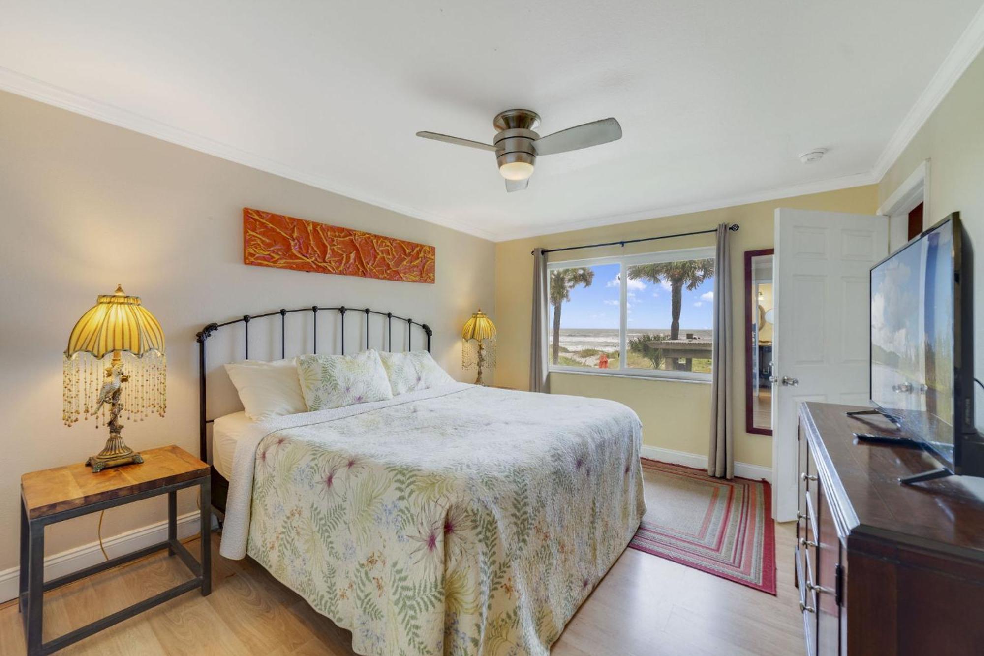 Two-Bedroom King Apartment Oceanfront View