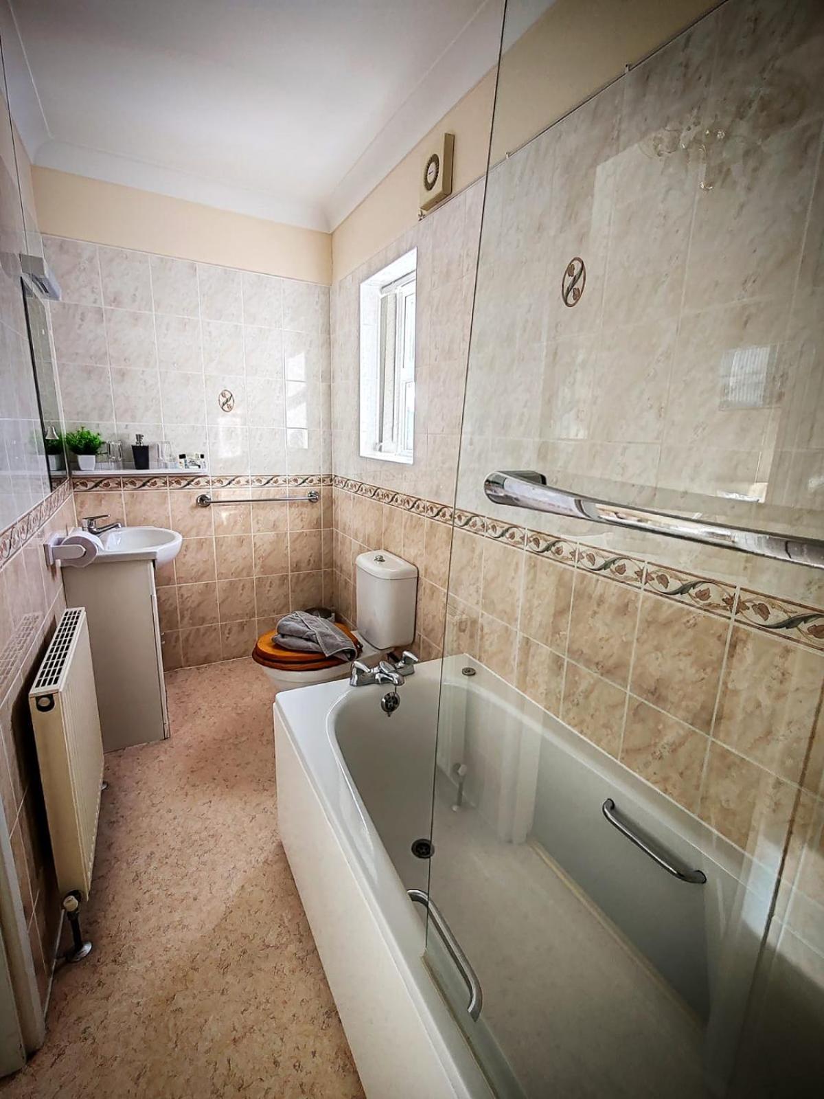 Double or Twin Room Private Bathroom