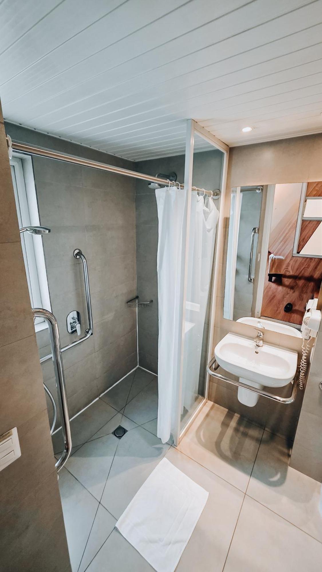 Double Queen Room,1722943136:JPEG