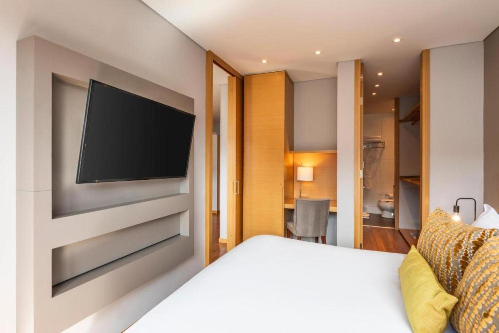 Deluxe One-Bedroom Apartment