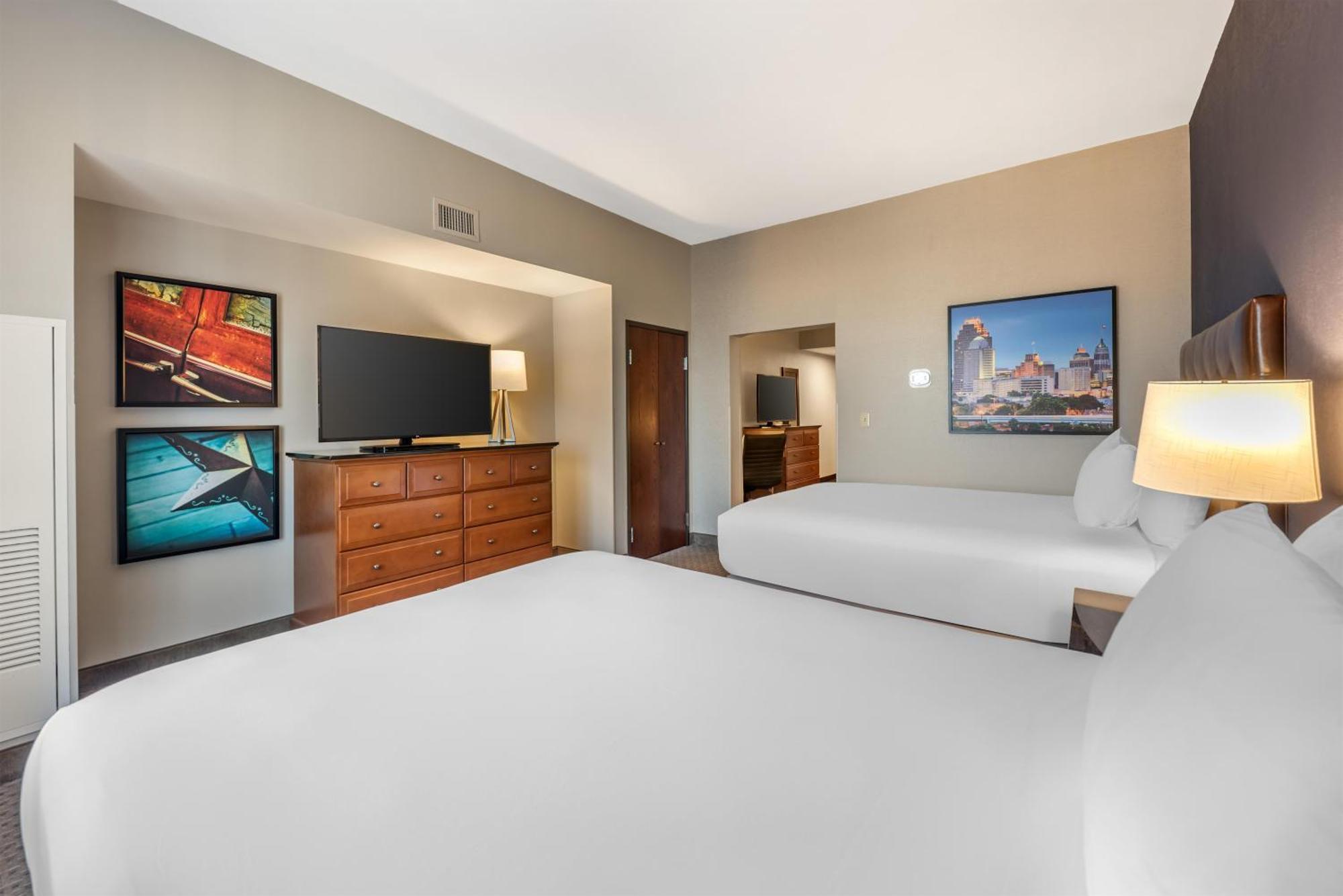 Suite avec 2 Lits Queen-Size et Canapé-Lit