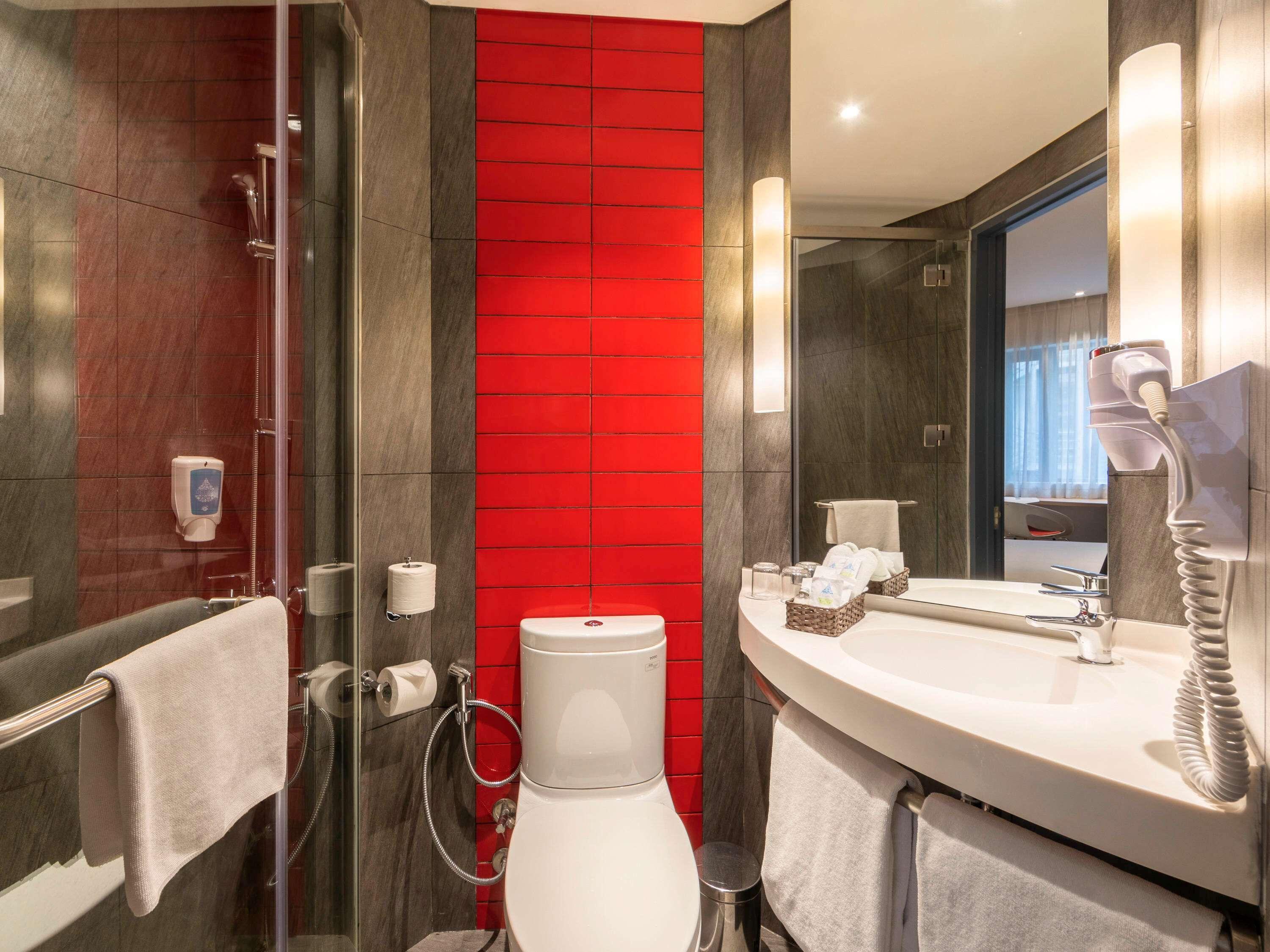 Standard Queen Room Complimentary Round-trip Transfer to International Terminal upon request