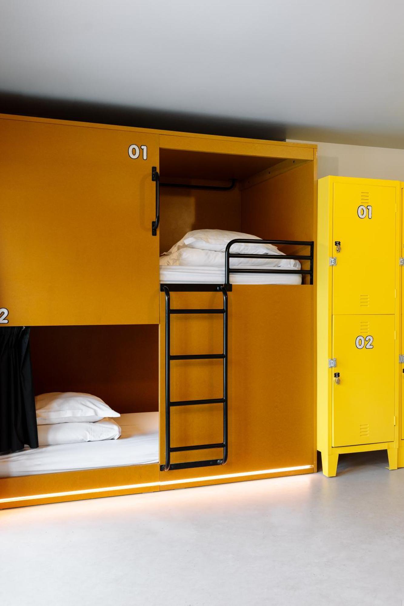 Bed 18-Bed Mixed Dormitory Room
