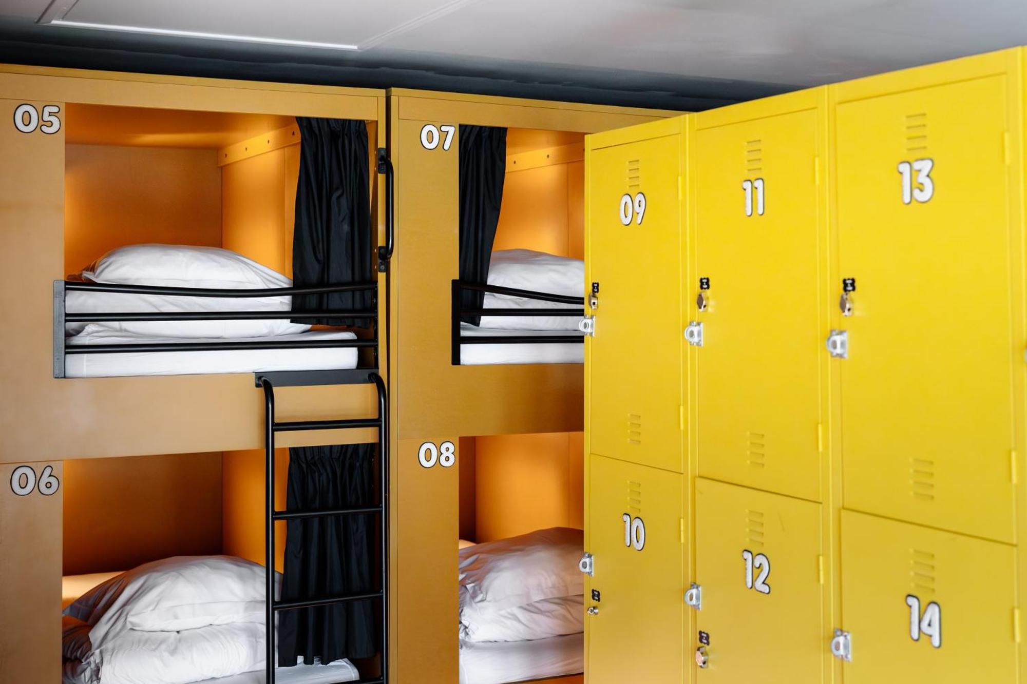 Bed 18-Bed Mixed Dormitory Room