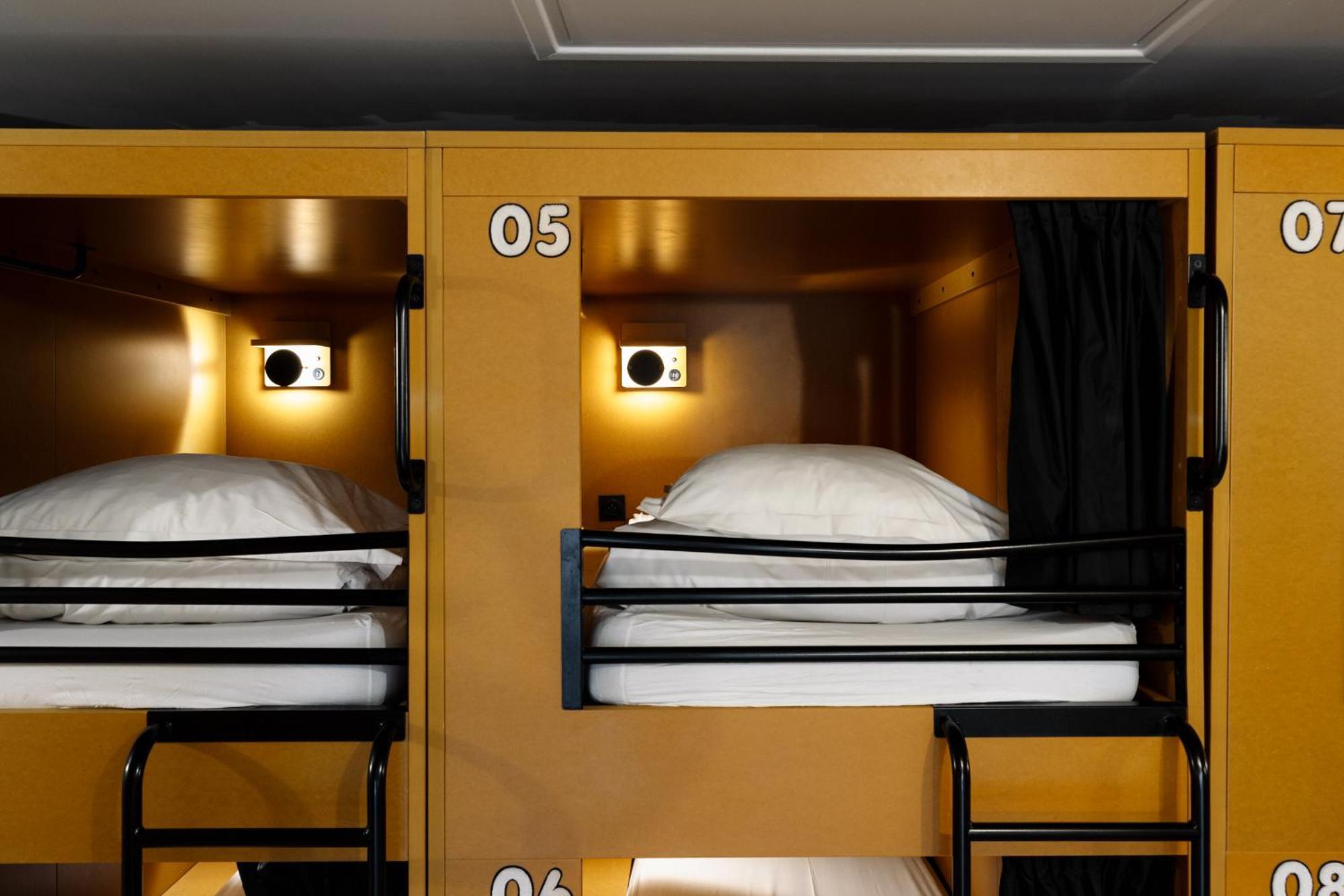 Bed 18-Bed Mixed Dormitory Room