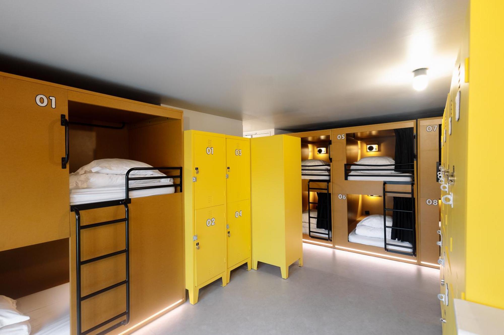 Bed 18-Bed Mixed Dormitory Room