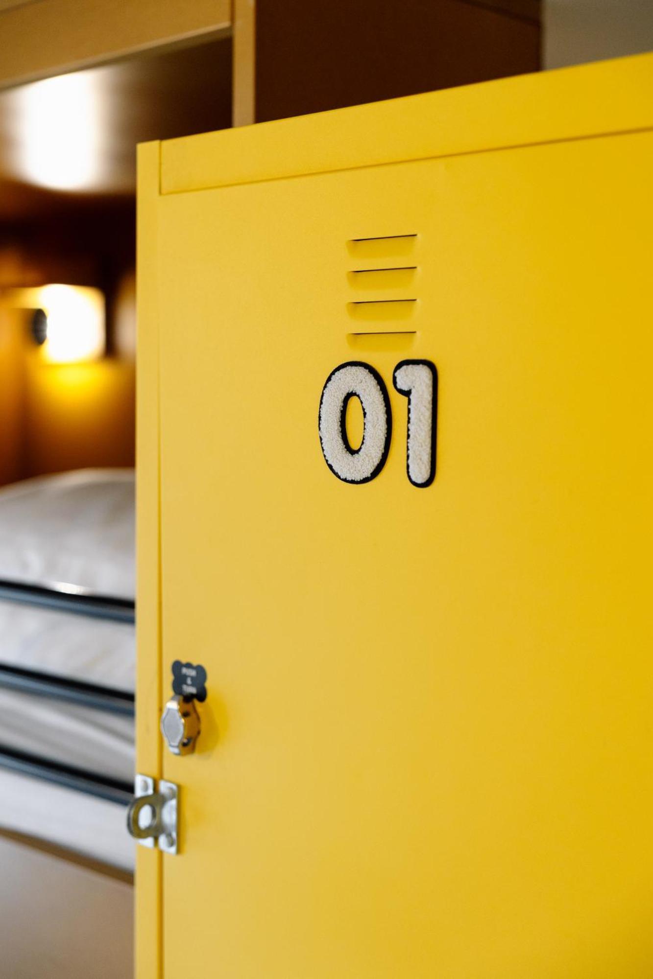 Bed 18-Bed Mixed Dormitory Room