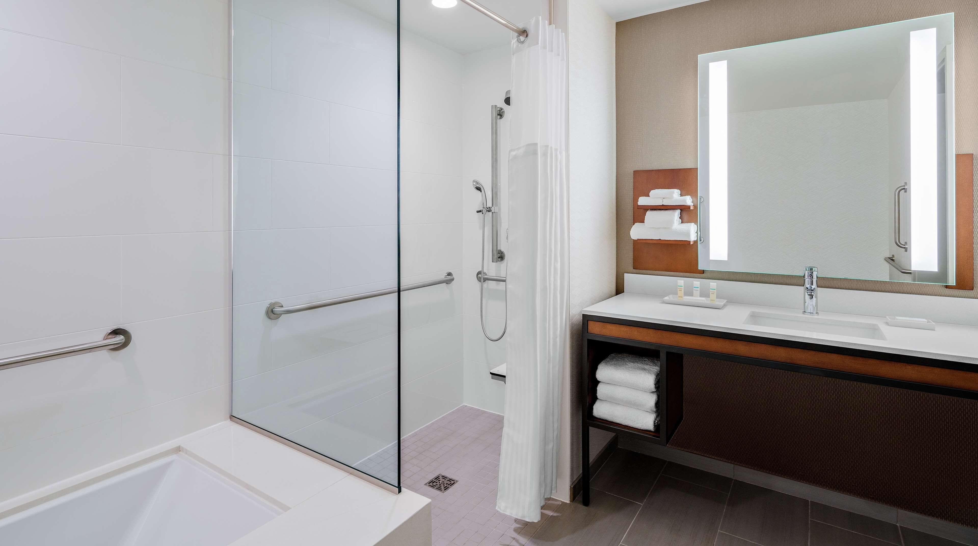 Quarto de Canto com Cama King-size e Banheiro Acessível - Acomodação Acessível para Hóspedes com Mobilidade Reduzida