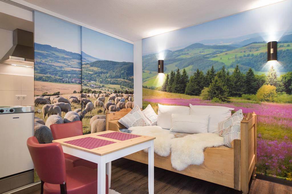 Zimmer mit Kingsize-Bett und Schlafsofa - für Hörgeschädigte geeignet