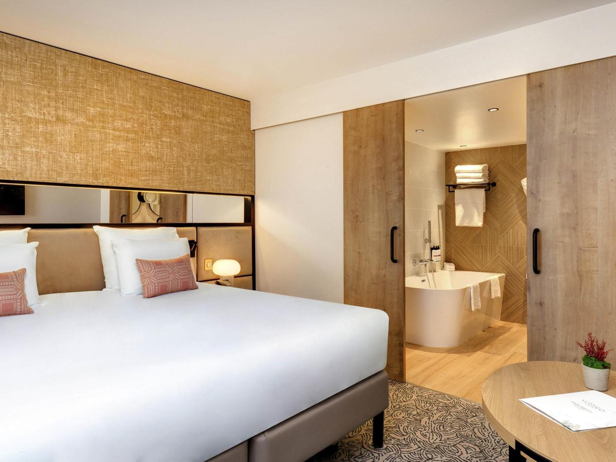 Suite Deluxe con cama extragrande y sofá cama
