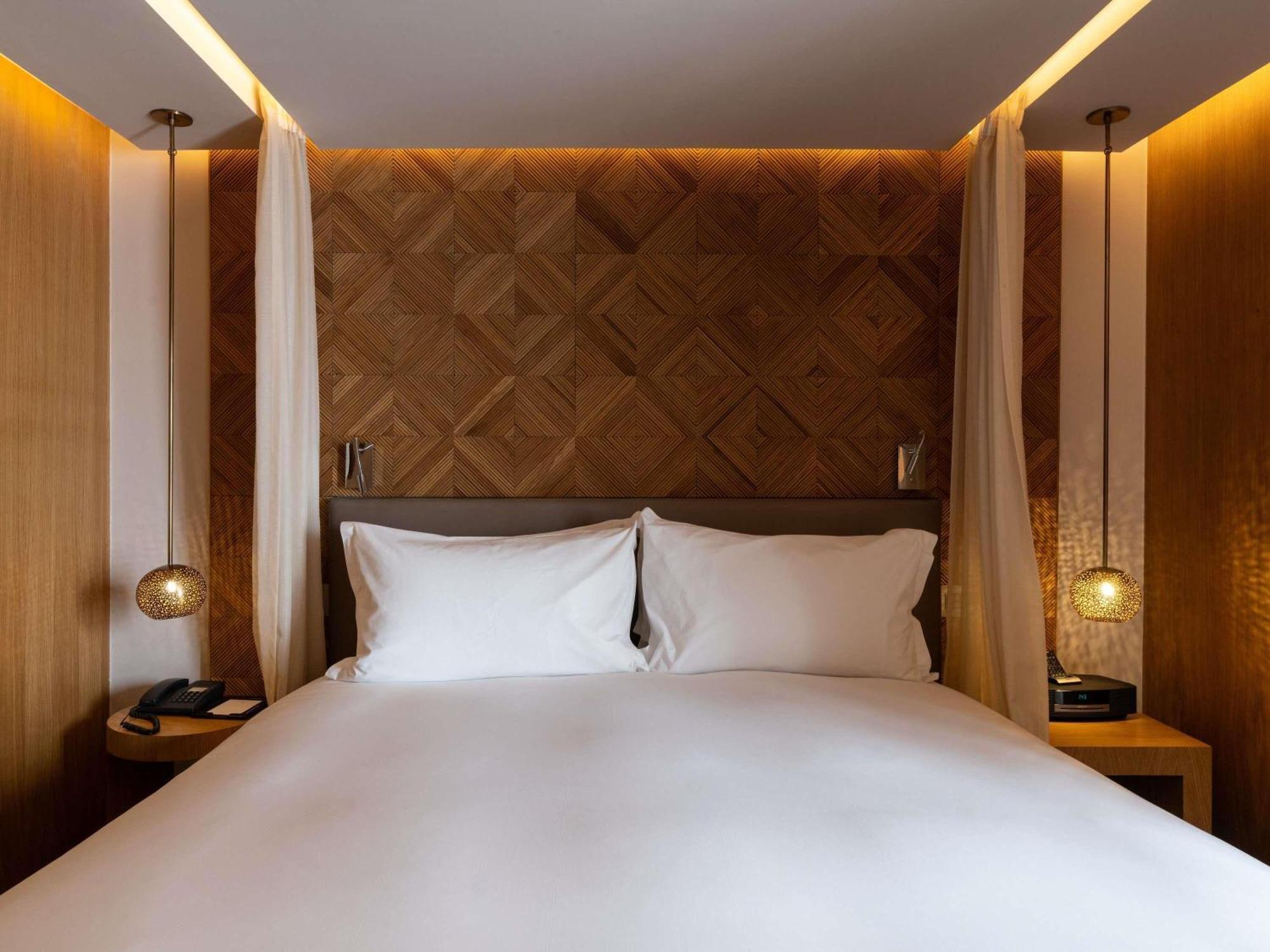 Contemporary Junior King Suite Balcony