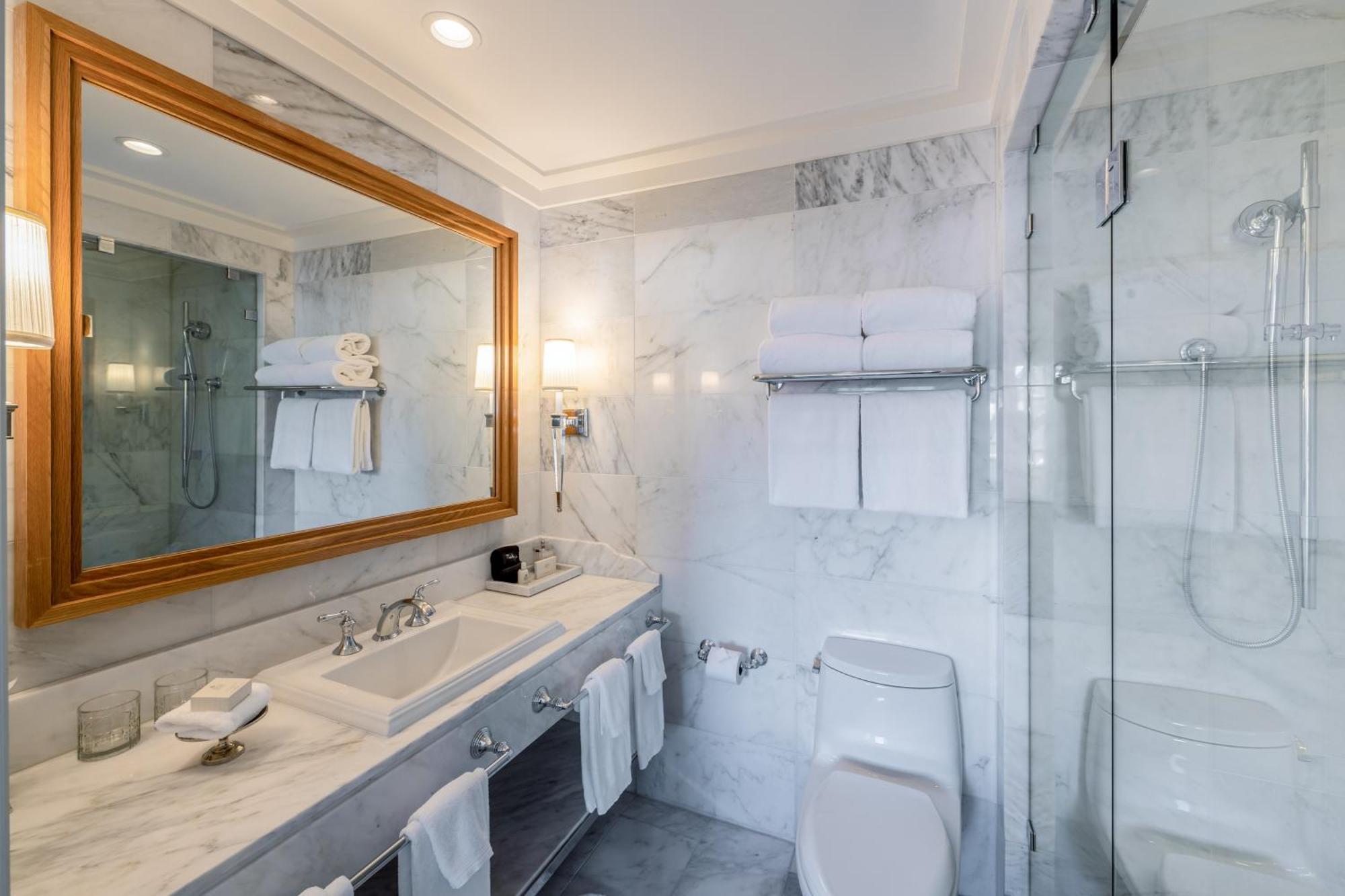 Suite con cama grande y balcón