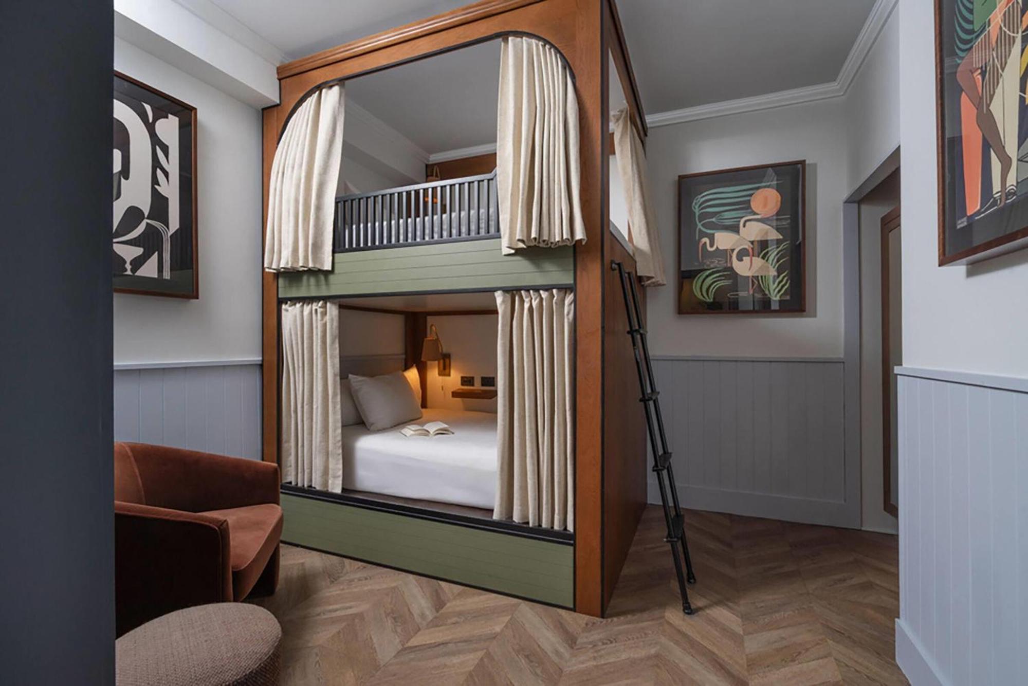 Suite de 2 dormitorios con cama extragrande y litera con camas dobles - No fumadores