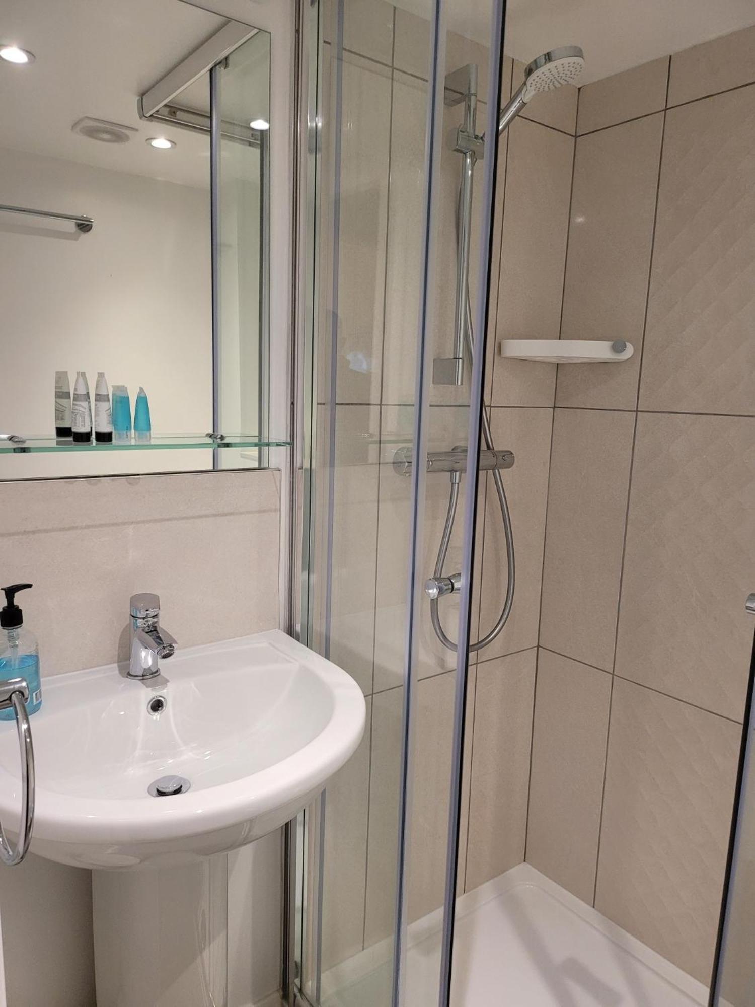 En Suite Single Room,1730013775:JPEG