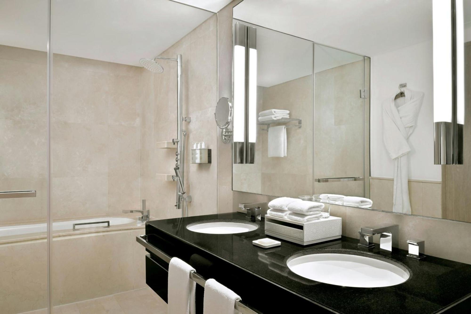 Deluxe City View Room King Bed Including direct access to Dubai Marina Mall & Marina Walk