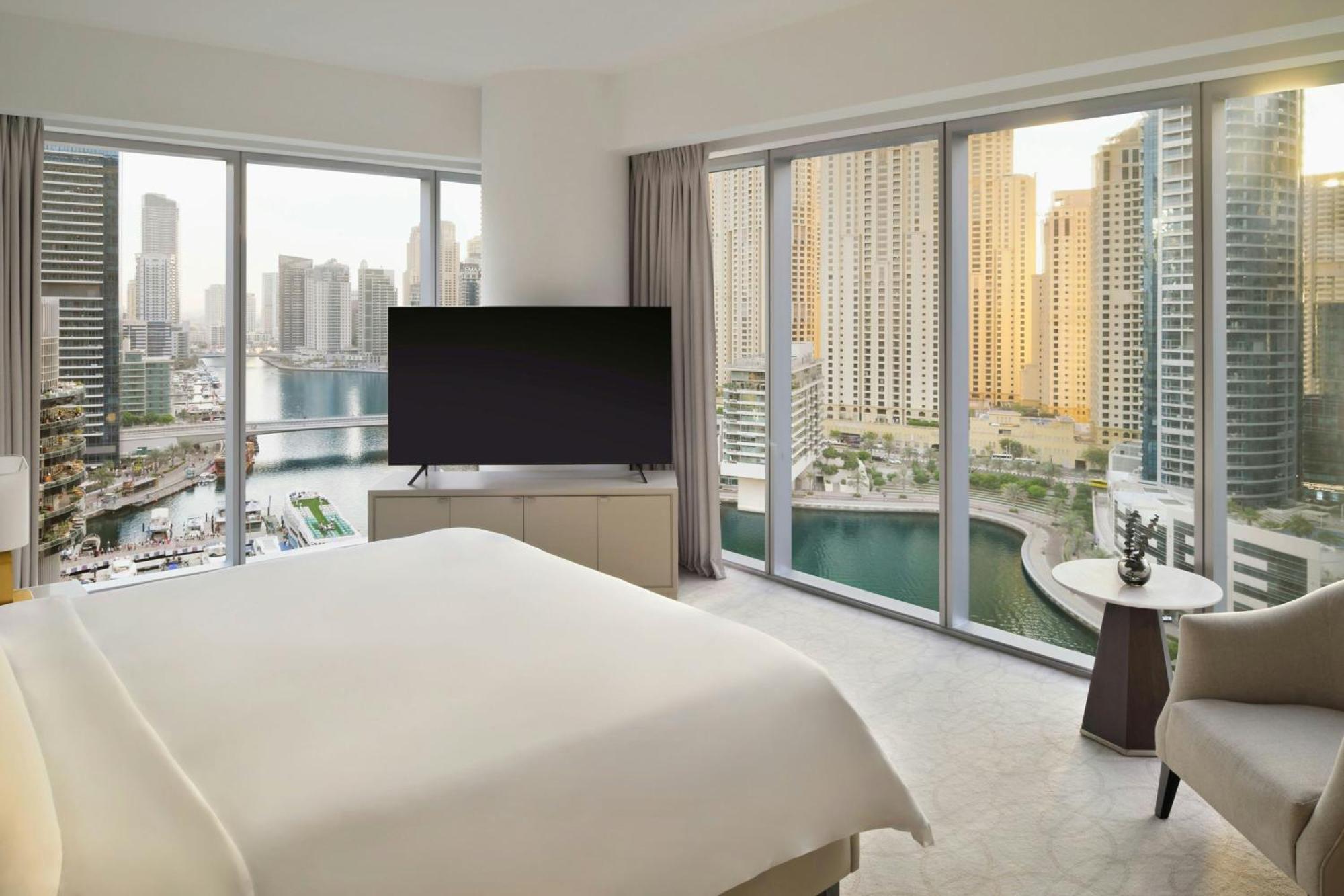Deluxe City View Room King Bed Including direct access to Dubai Marina Mall & Marina Walk