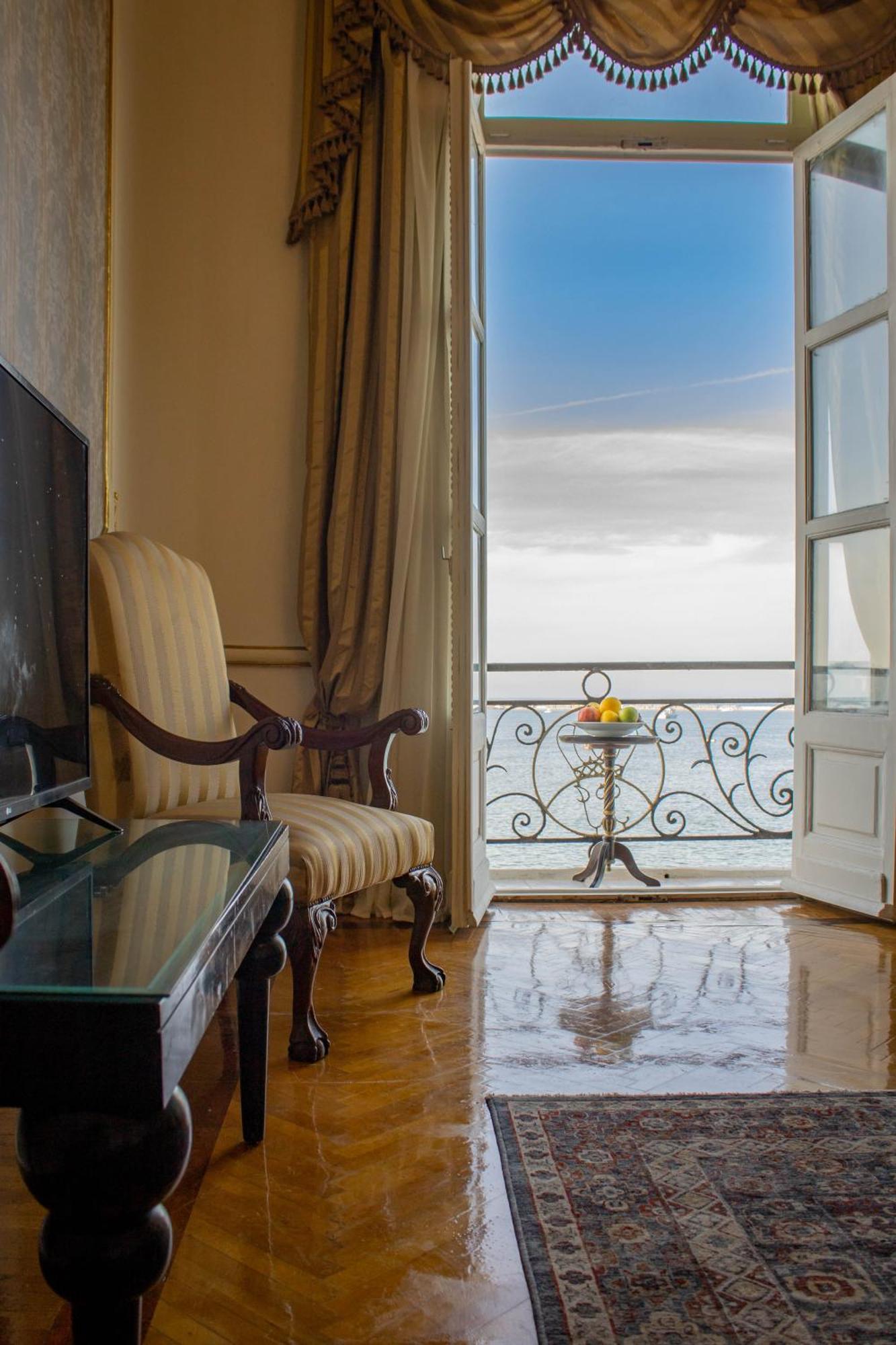 Golden Royal Suite Direct Sea View
