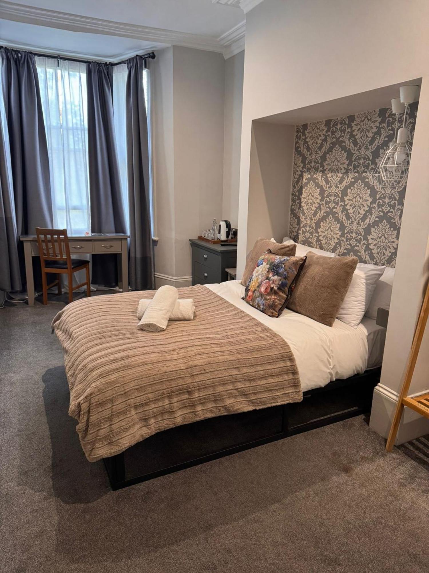 Double Room with Shared Bathroom,1730033786:JPEG