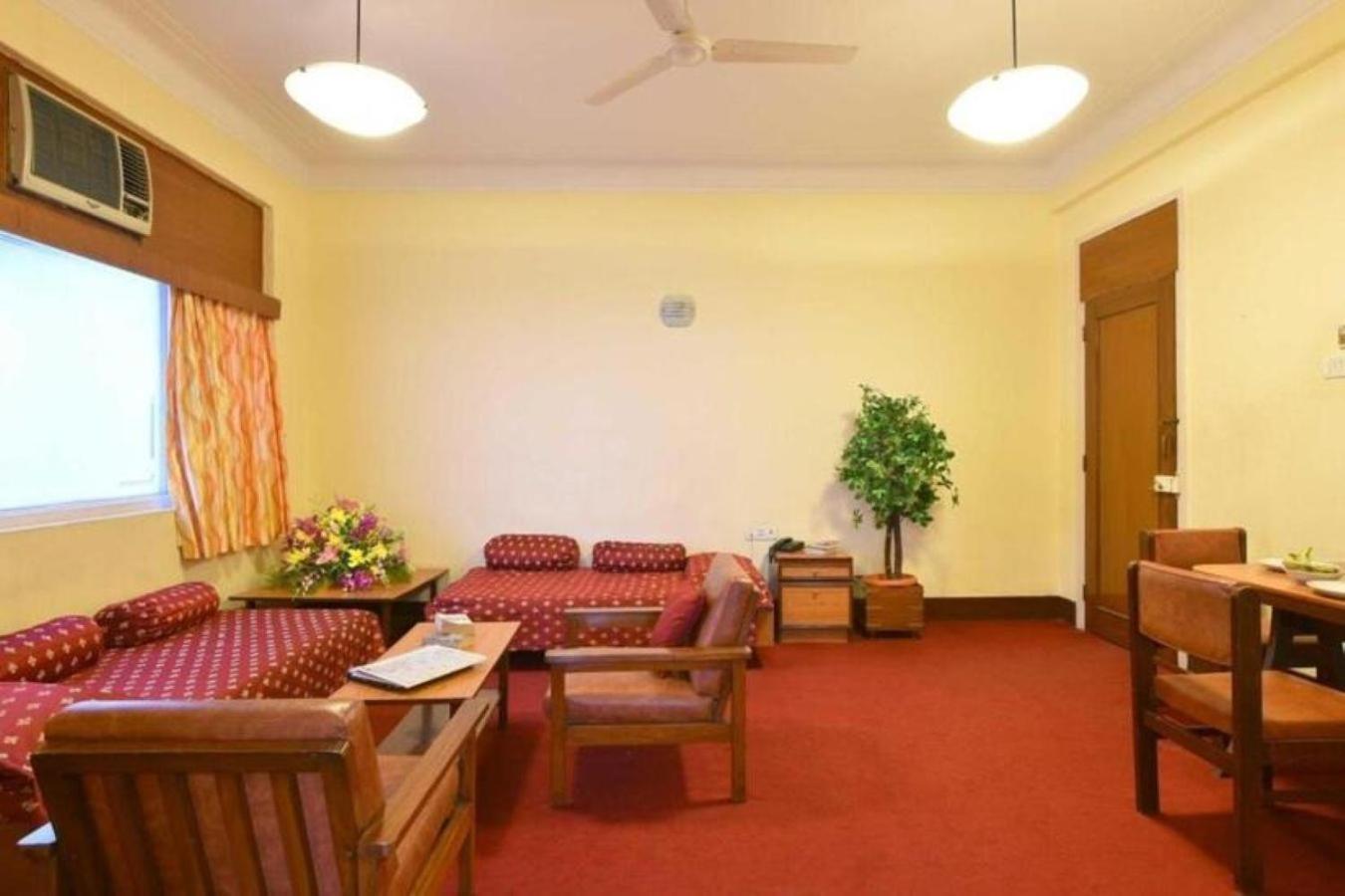 Queen’s Necklace Suite