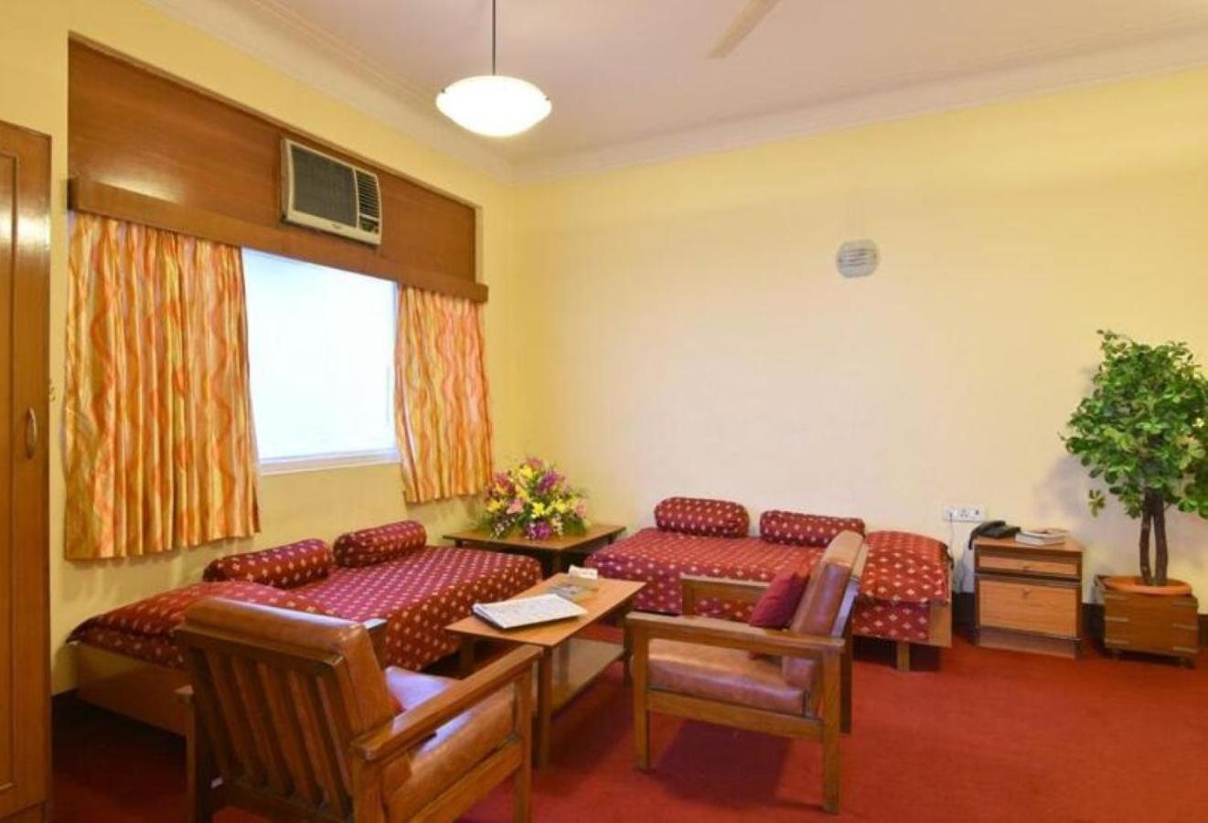Queen’s Necklace Suite