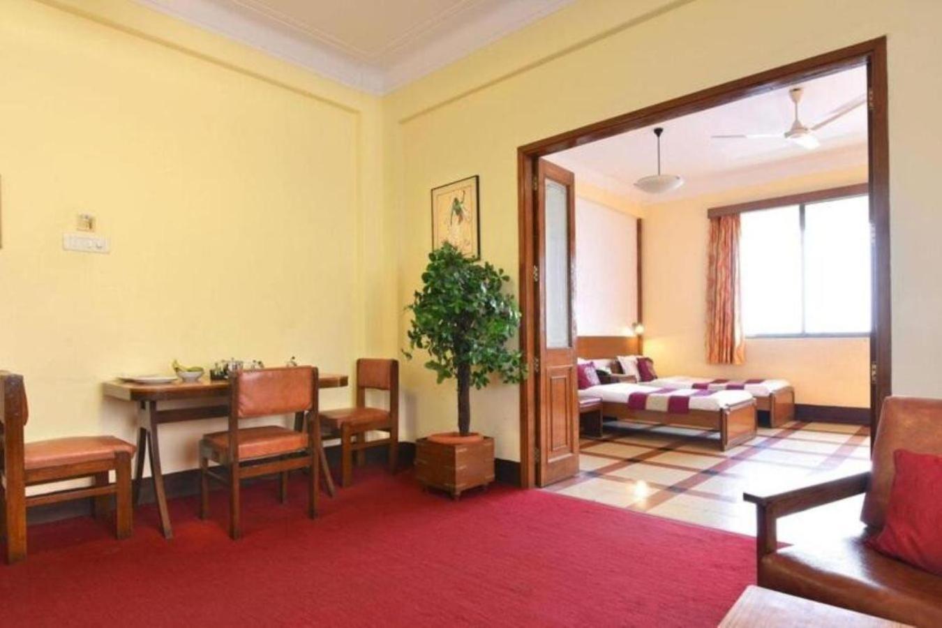 Queen’s Necklace Suite