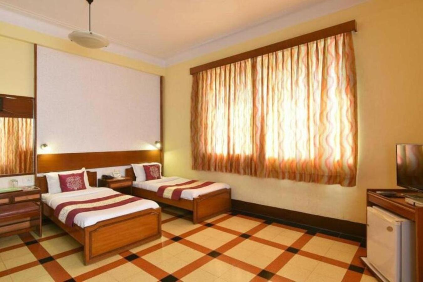 Queen’s Necklace Suite