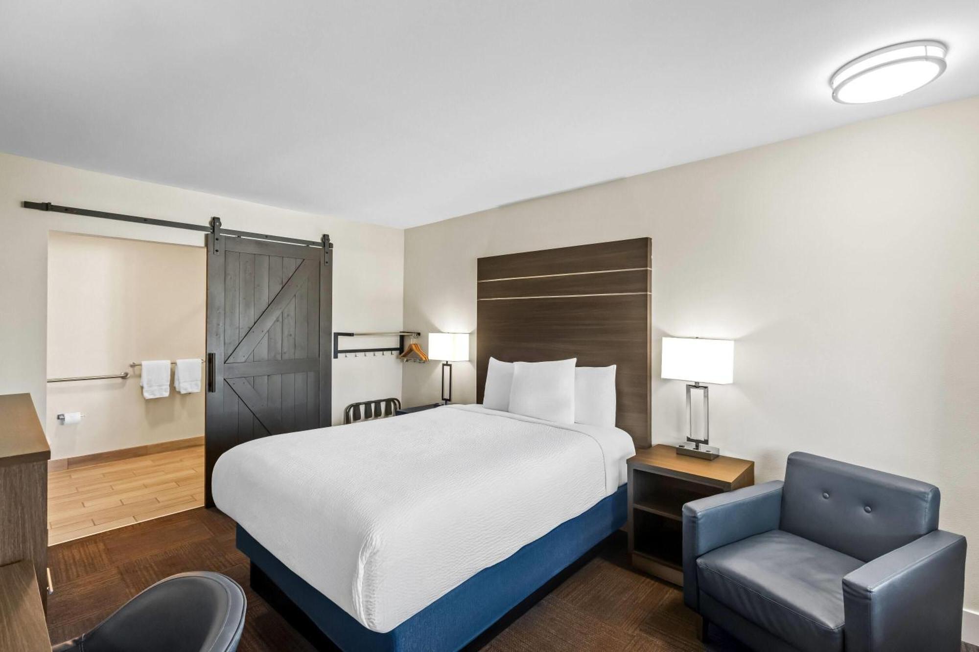 Chambre Lit Queen-Size avec Douche Accessible en Fauteuil Roulant - Adaptée aux Personnes à Mobilité Réduite/Malentendantes - Non-Fumeurs