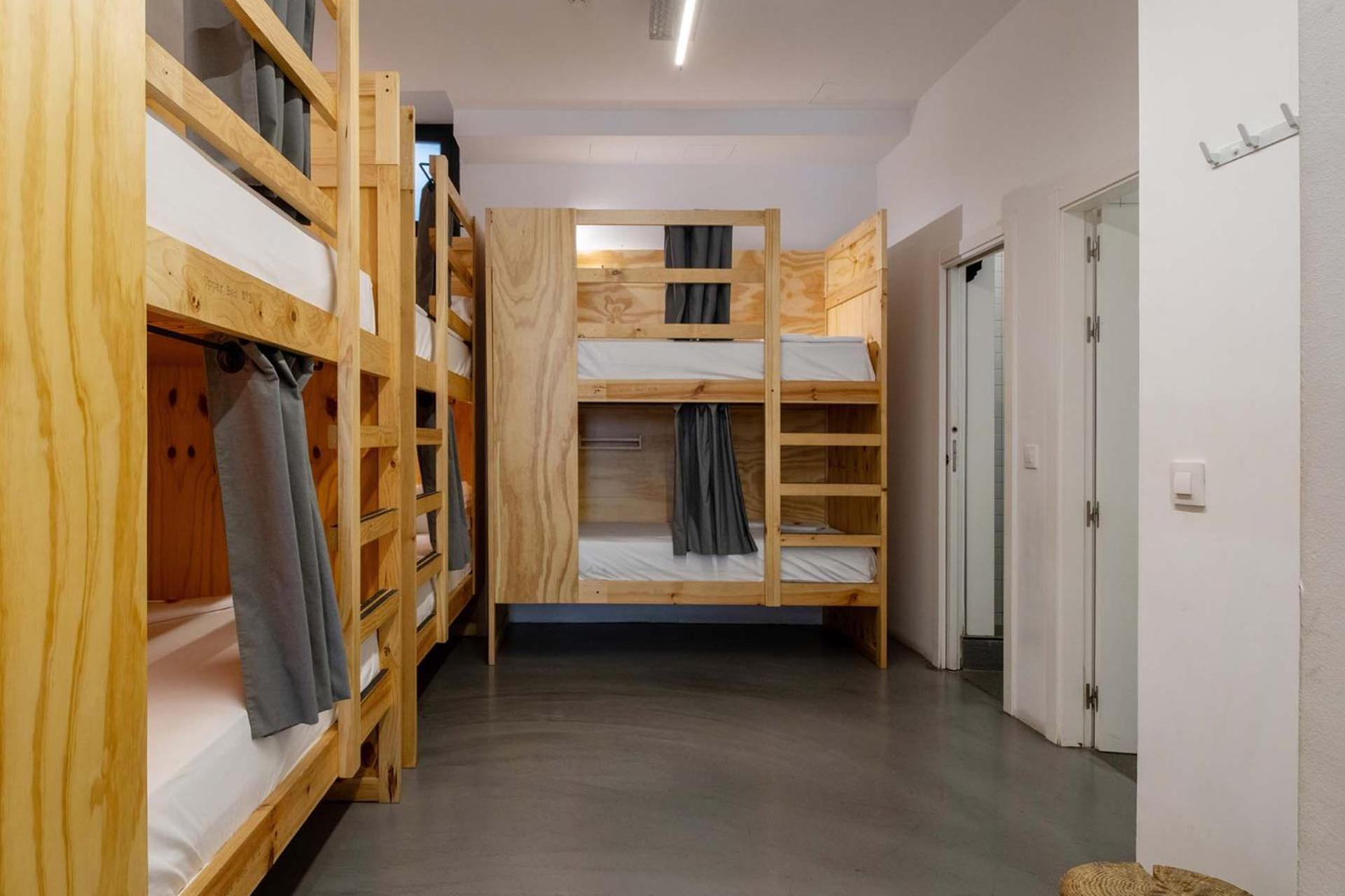 Single Bed 8-Bed Mixed Dormitory Room Private Bathroom