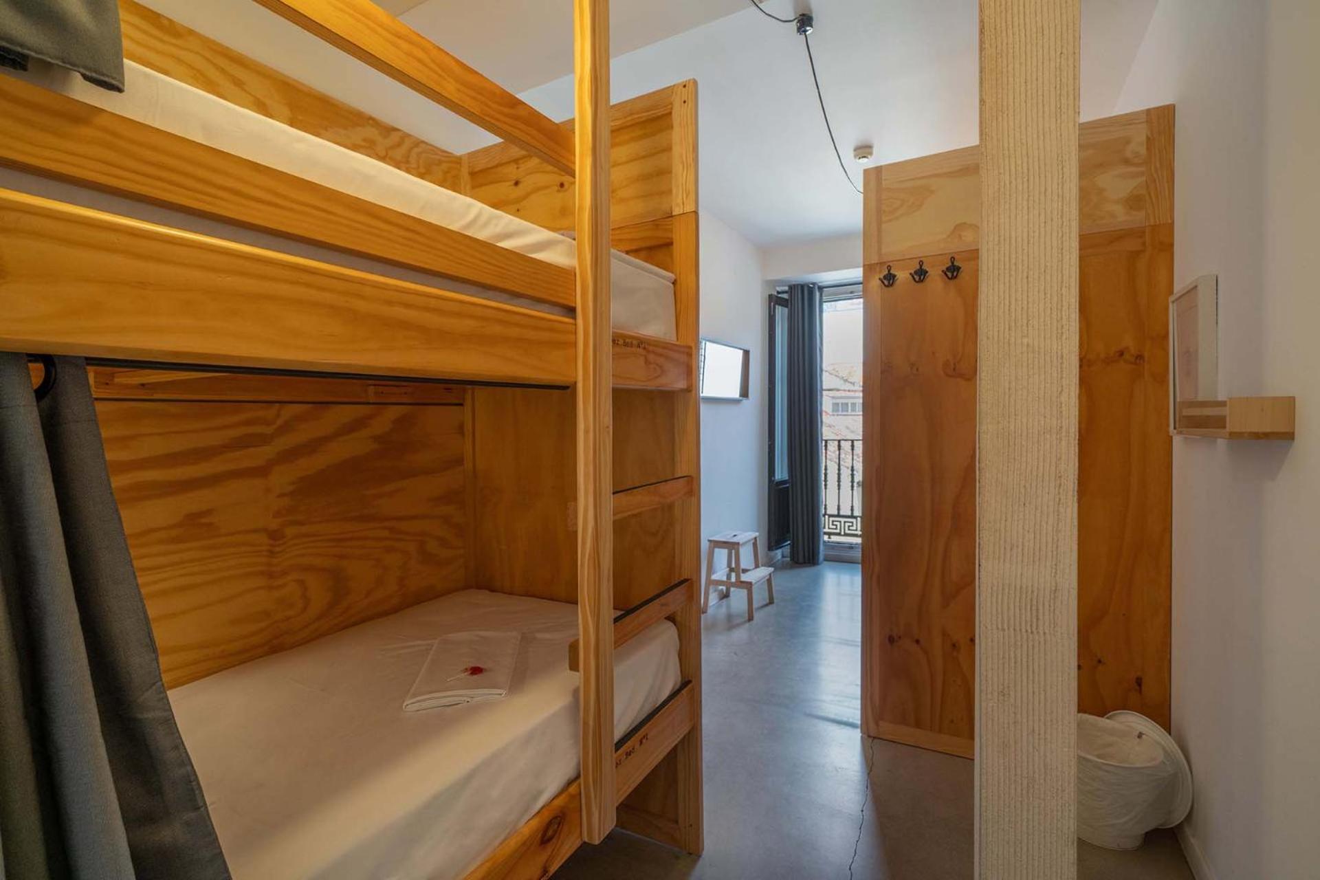 Single Bed 4-Bed Mixed Dormitory Room