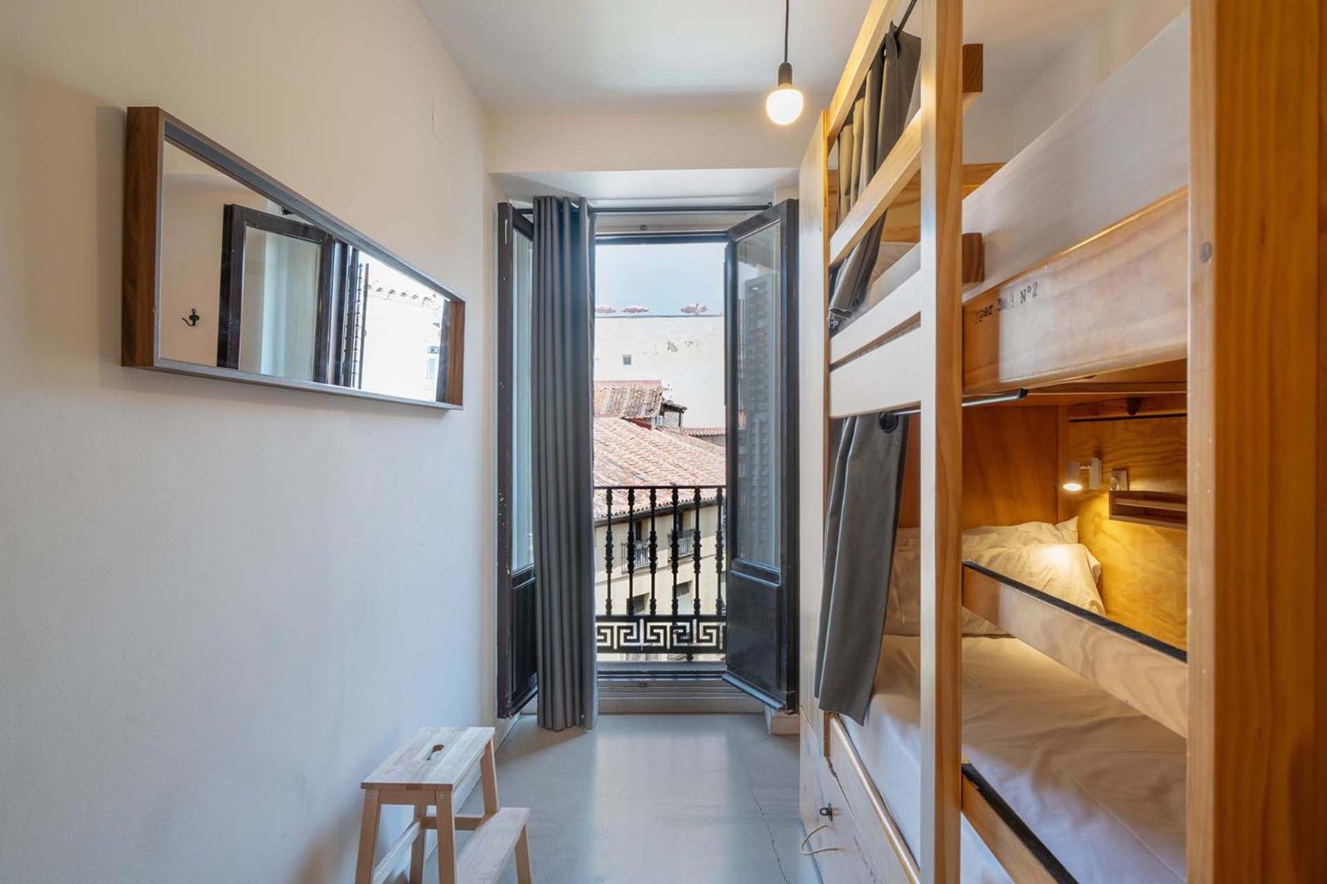 Single Bed 4-Bed Mixed Dormitory Room