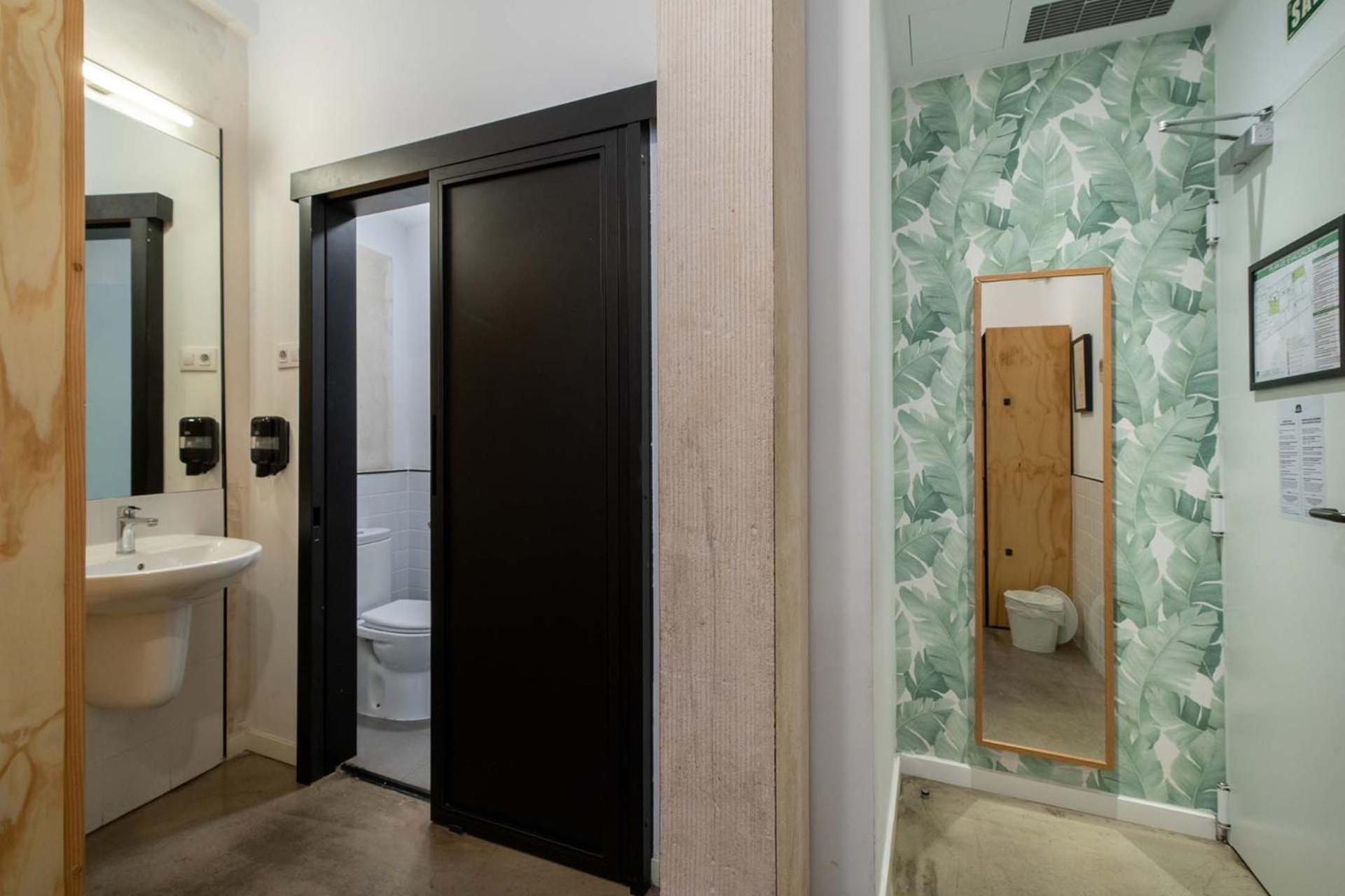 Single Bed 6-Bed Mixed Dormitory Room Private Bathroom