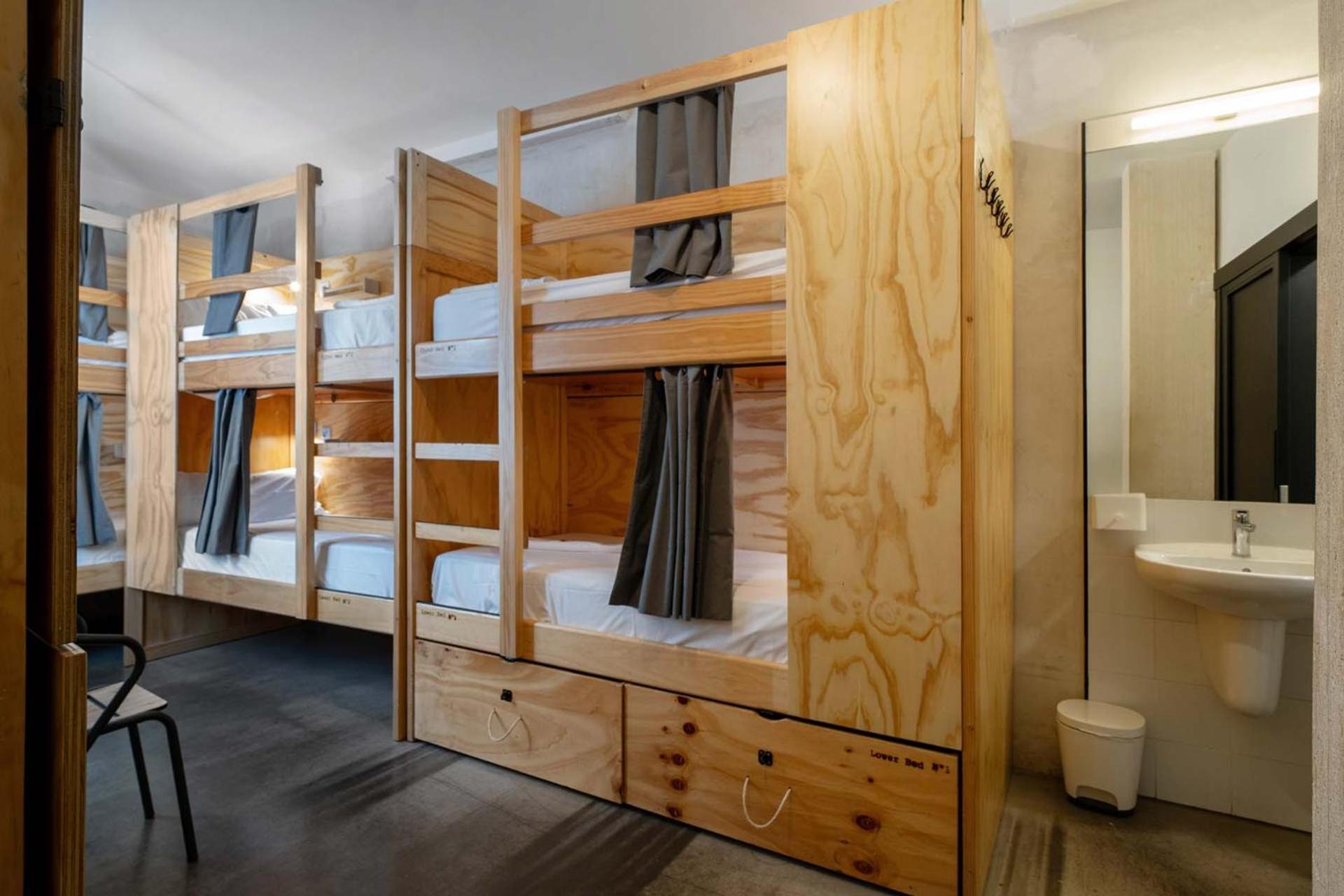 Single Bed 6-Bed Mixed Dormitory Room Private Bathroom