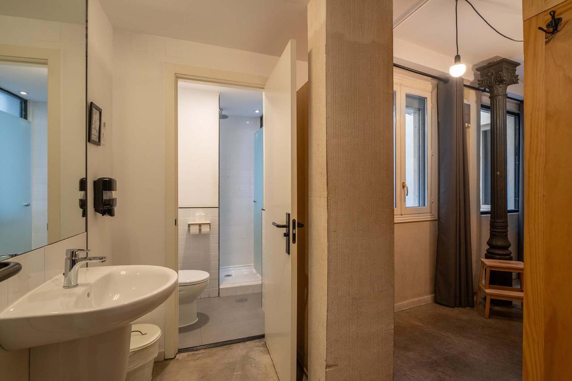 Single Bed 4-Bed Mixed Dormitory Room Private Bathroom