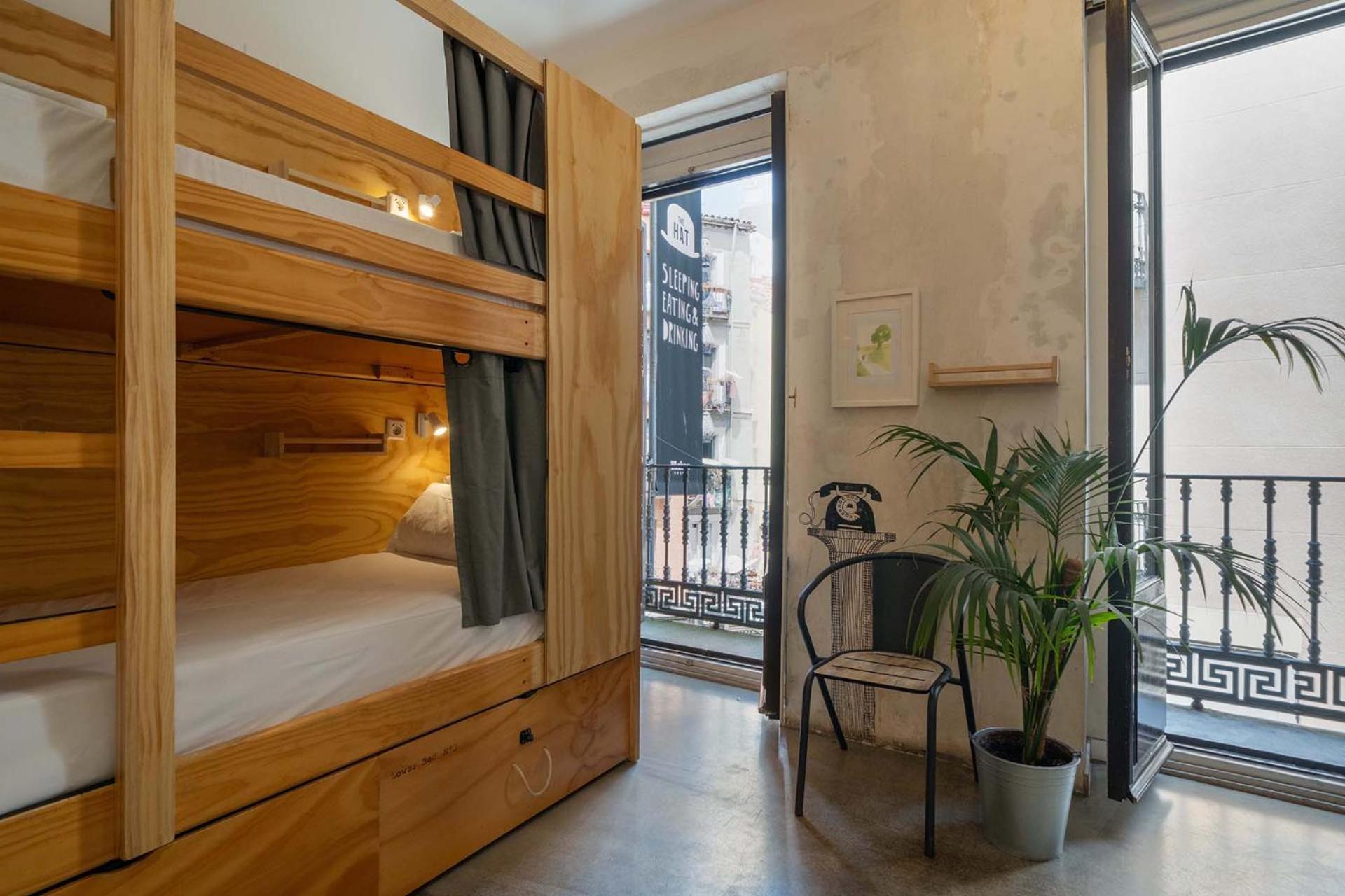 Single Bed 8-Bed Mixed Dormitory Room