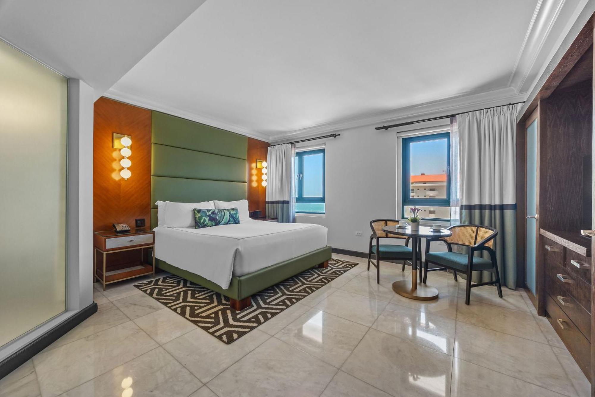 Zimmer mit Kingsize-Bett und Meerblick