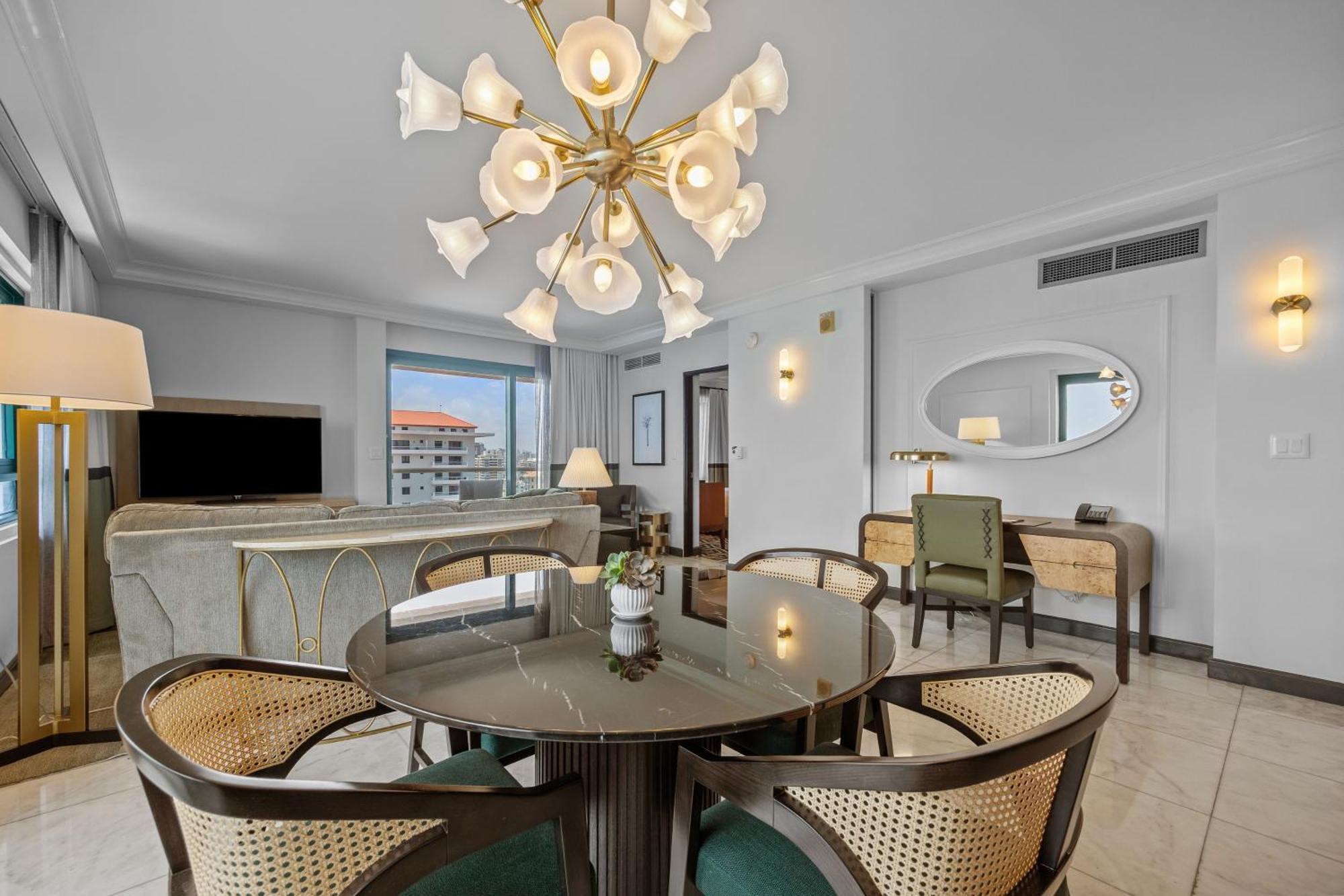 Suite mit Kingsize-Bett und Stadtblick