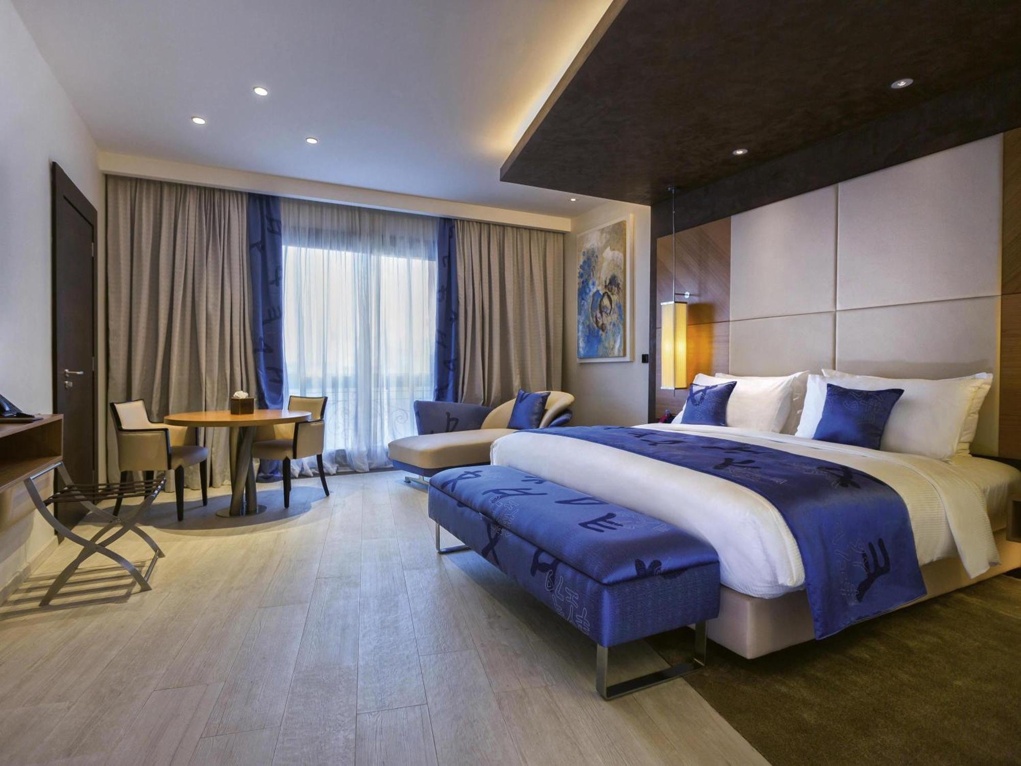 Deluxe Zimmer mit Kingsize-Bett und Seeblick