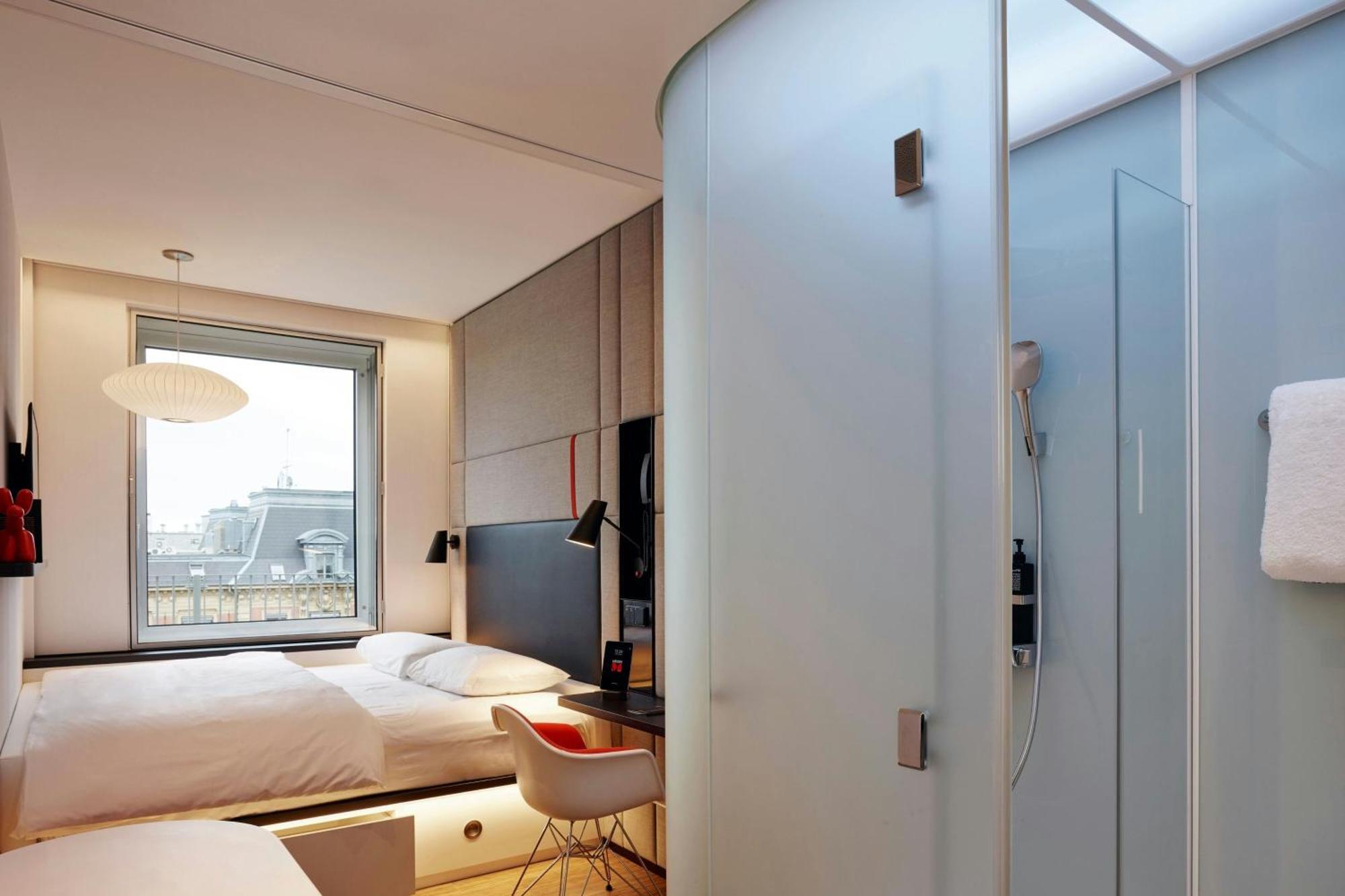 Habitación con cama extragrande.