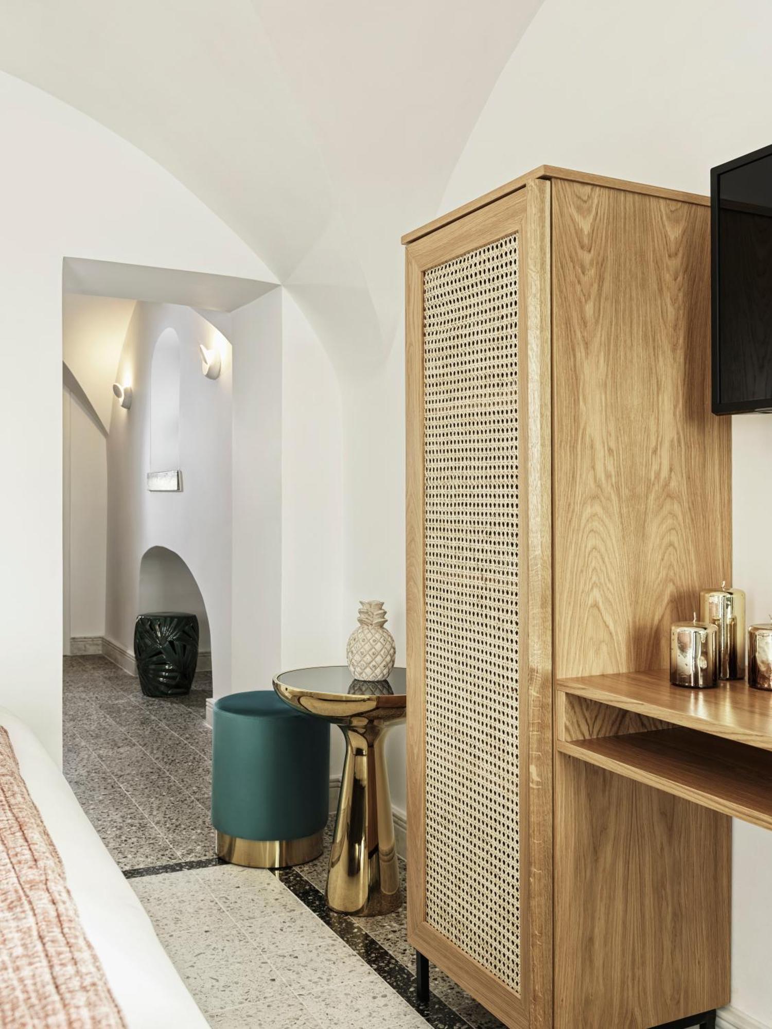 ESTATE MANSION TWO BEDROOM SUITE