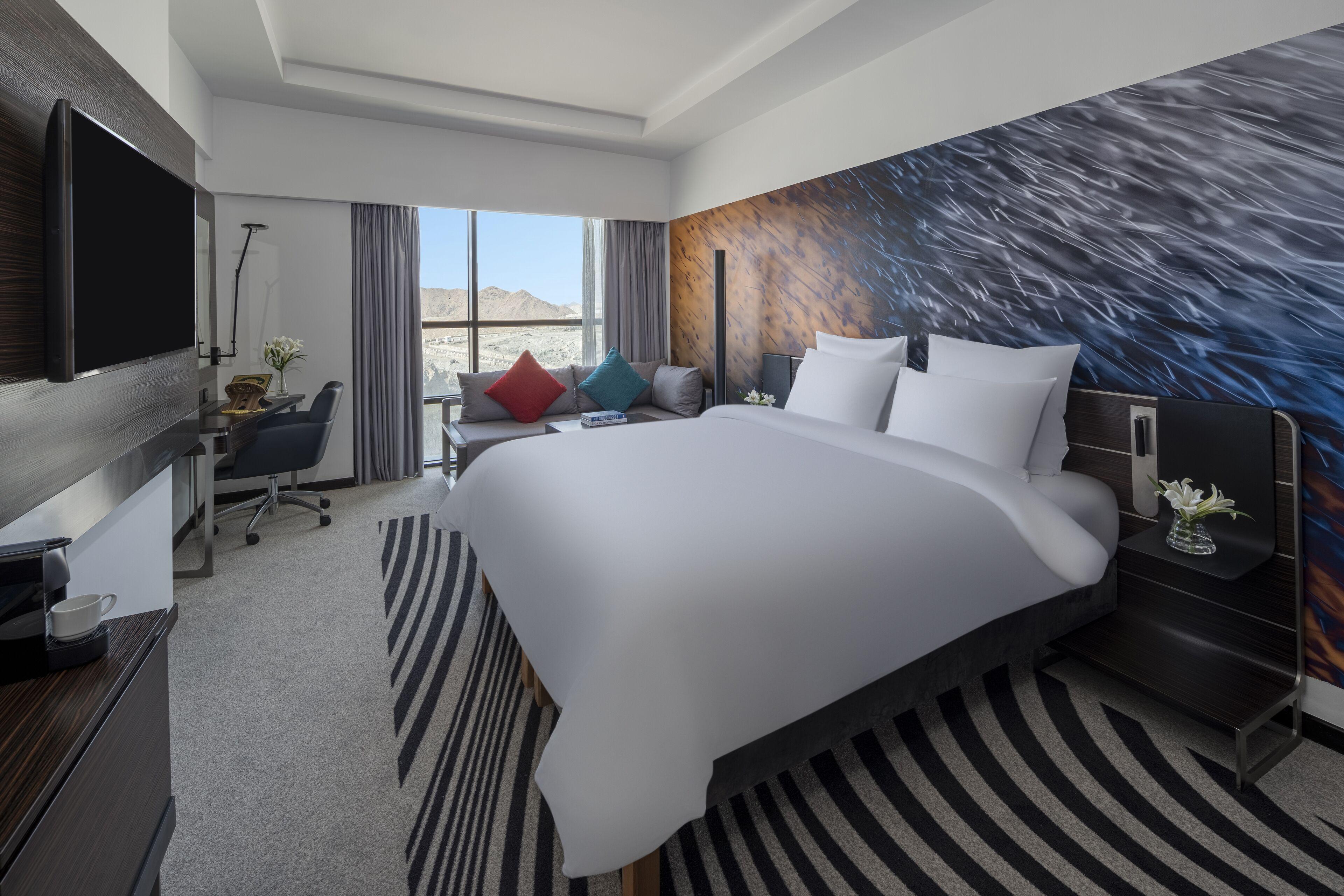 Junior Suite mit einem Kingsize-Bett und Wohnzimmer