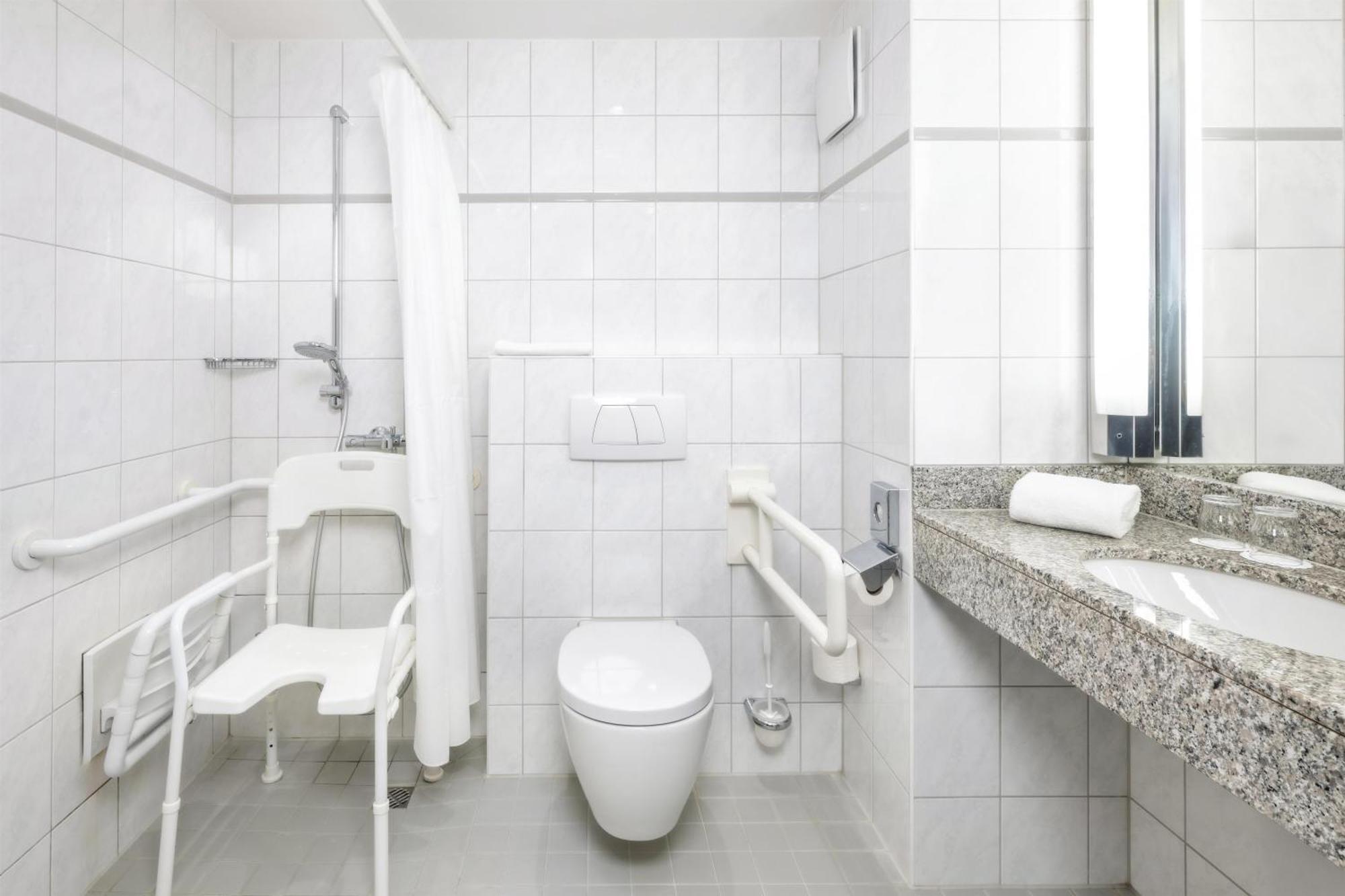 Queen Room Roll Shower Disability Access or Non-Smoking,1739364126:JPEG