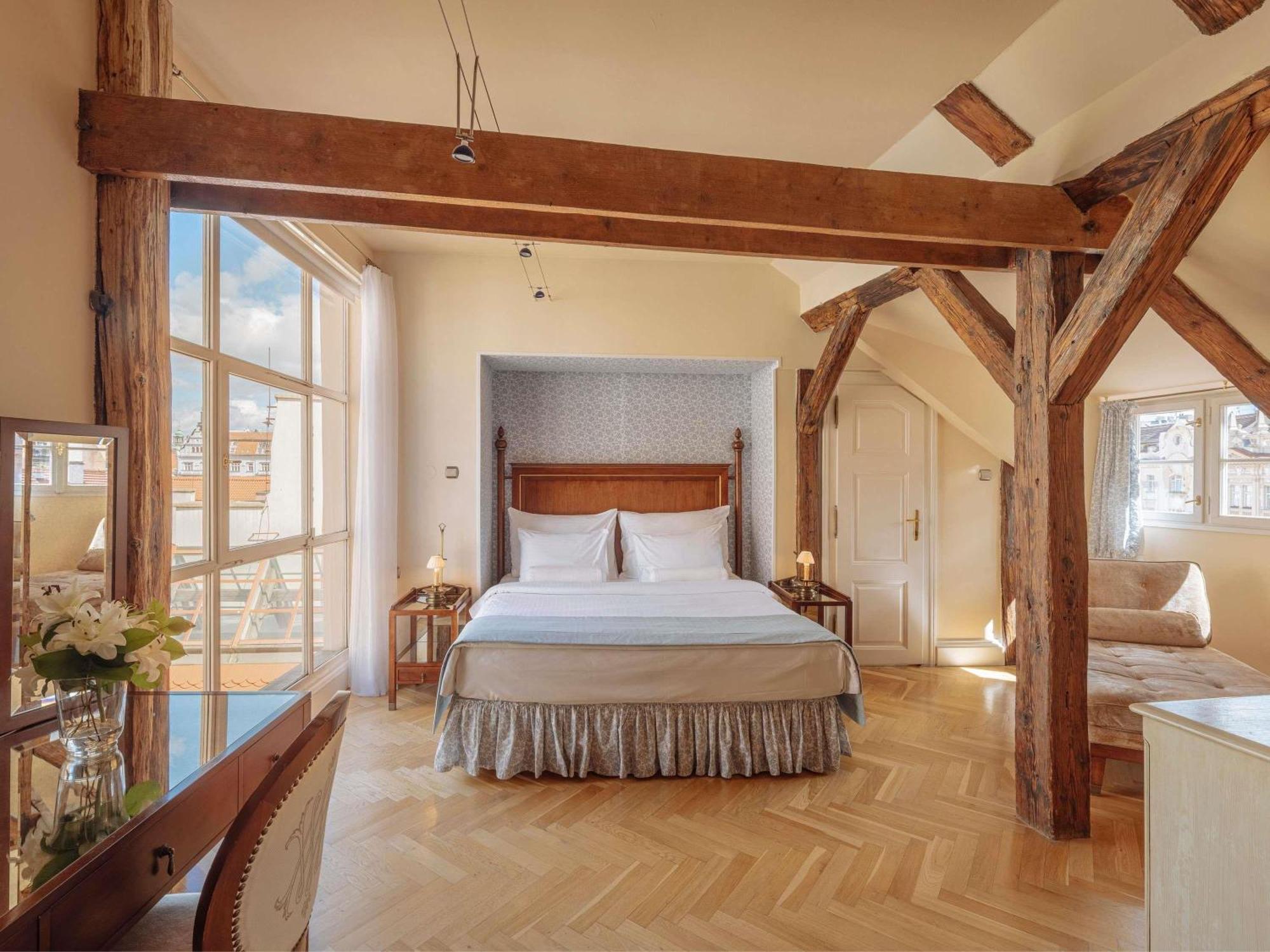 Executive King Room,1739364004:JPEG