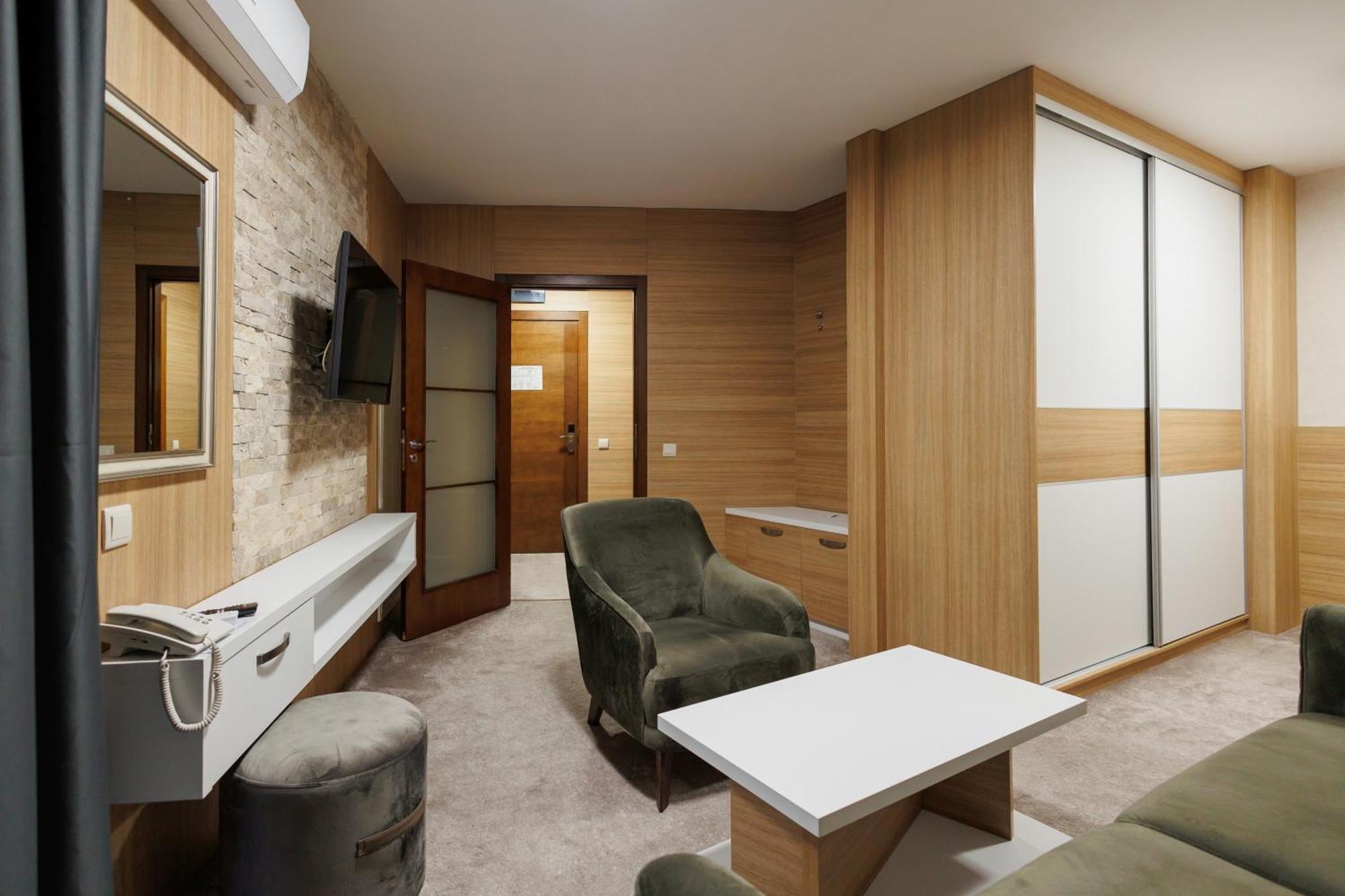 One-Bedroom Deluxe Apartment