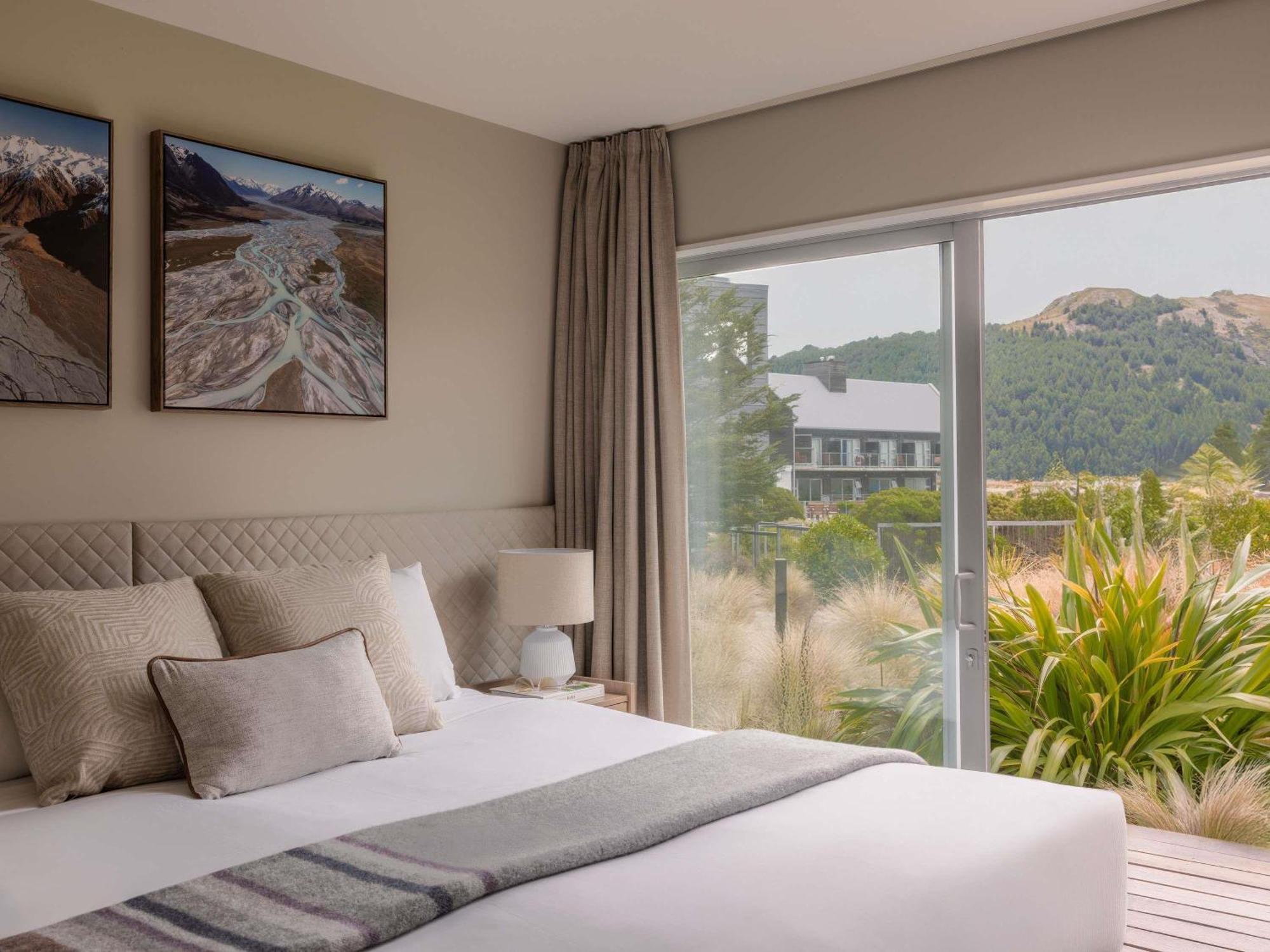 One-Bedroom Mountain View Suite