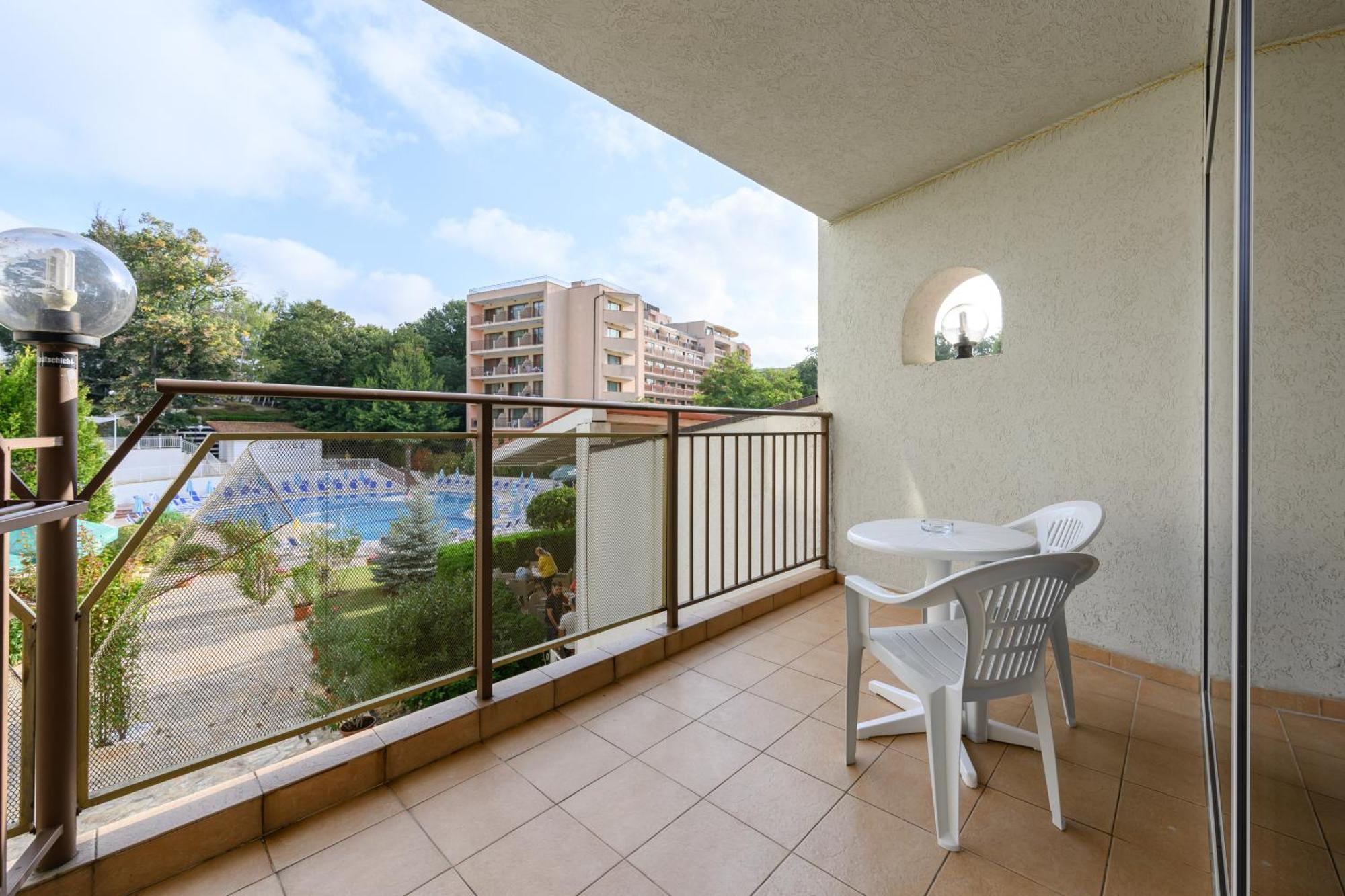 Superior Twin Room Pool or Park View balcony up to 1199 years old