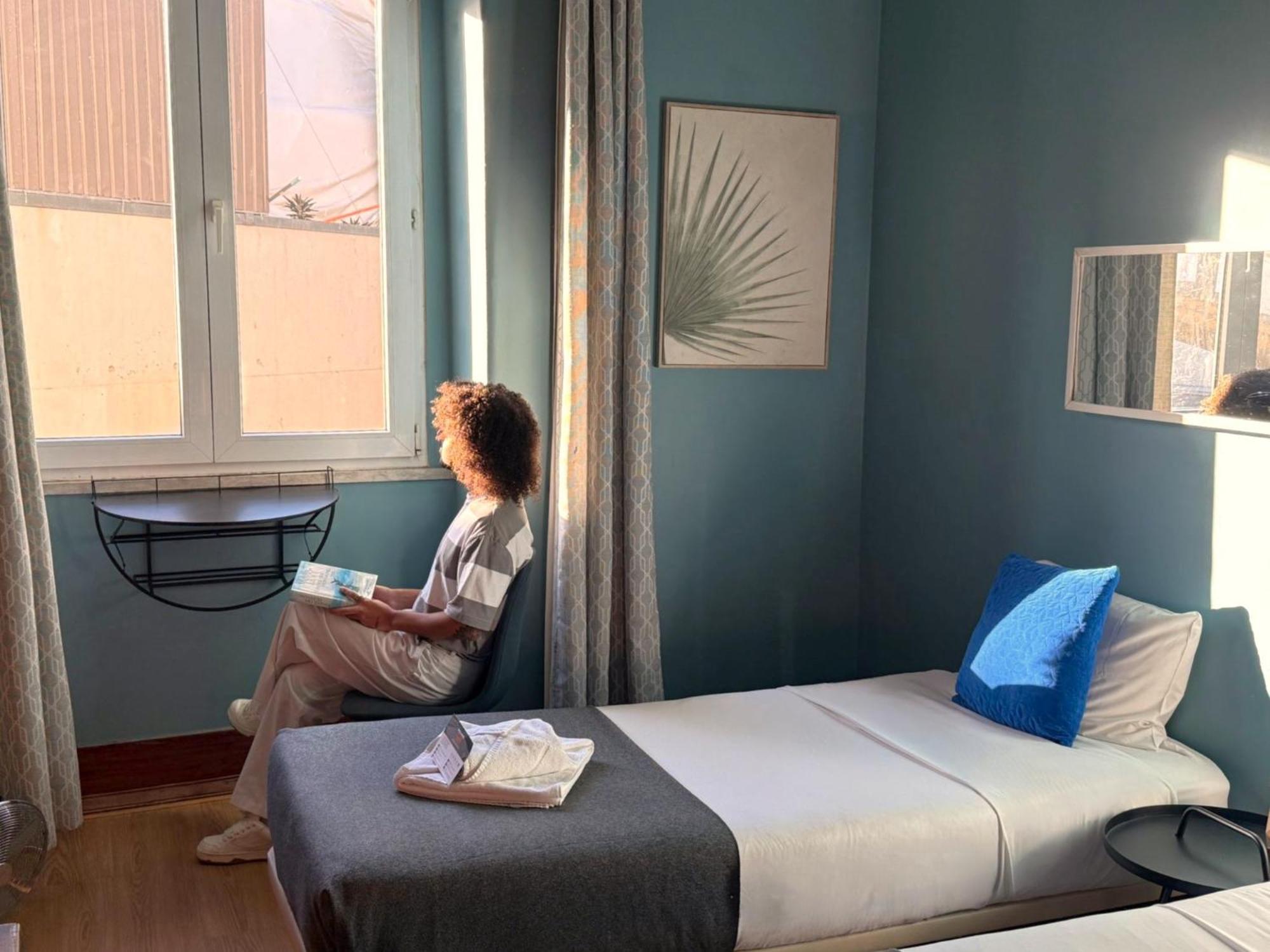 Quarto com 2 Camas de Solteiro e Banheiro Compartilhado