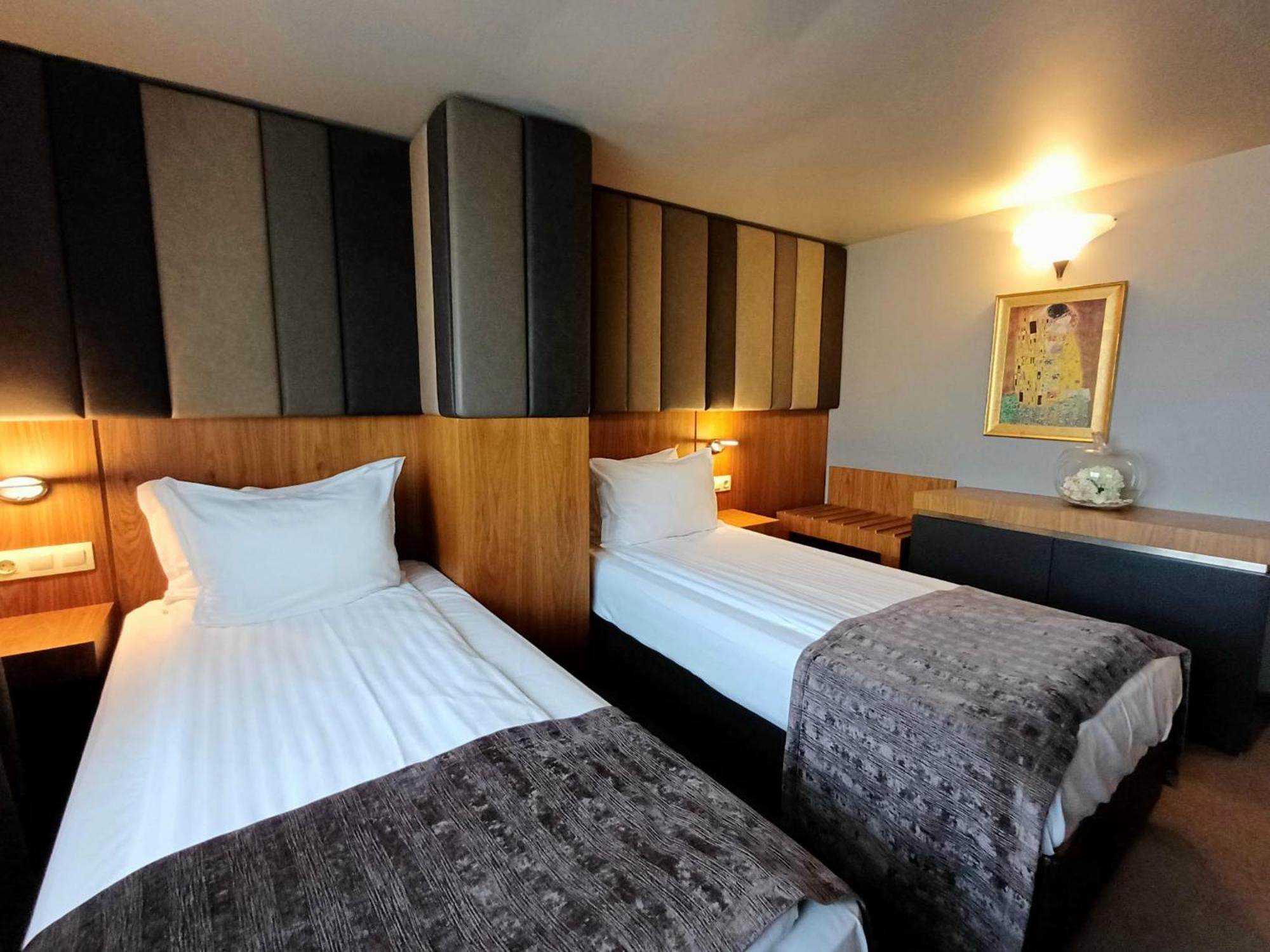 Superior Twin Room City View &