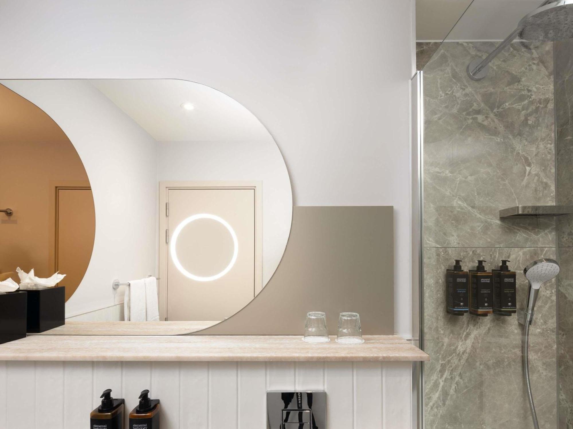 Classic Queen Room Rainfall Shower