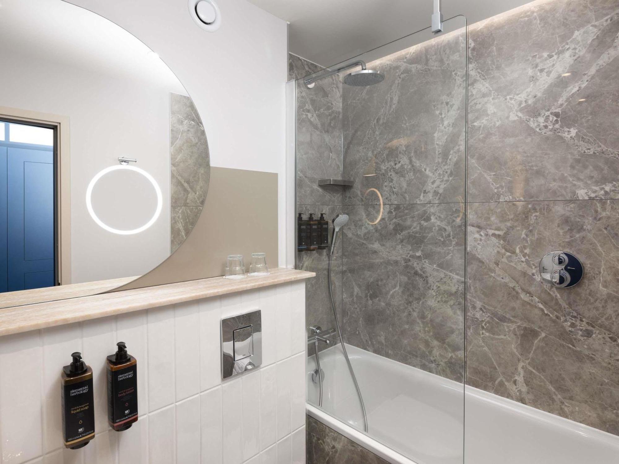 Superior King Room Bath Tub City View